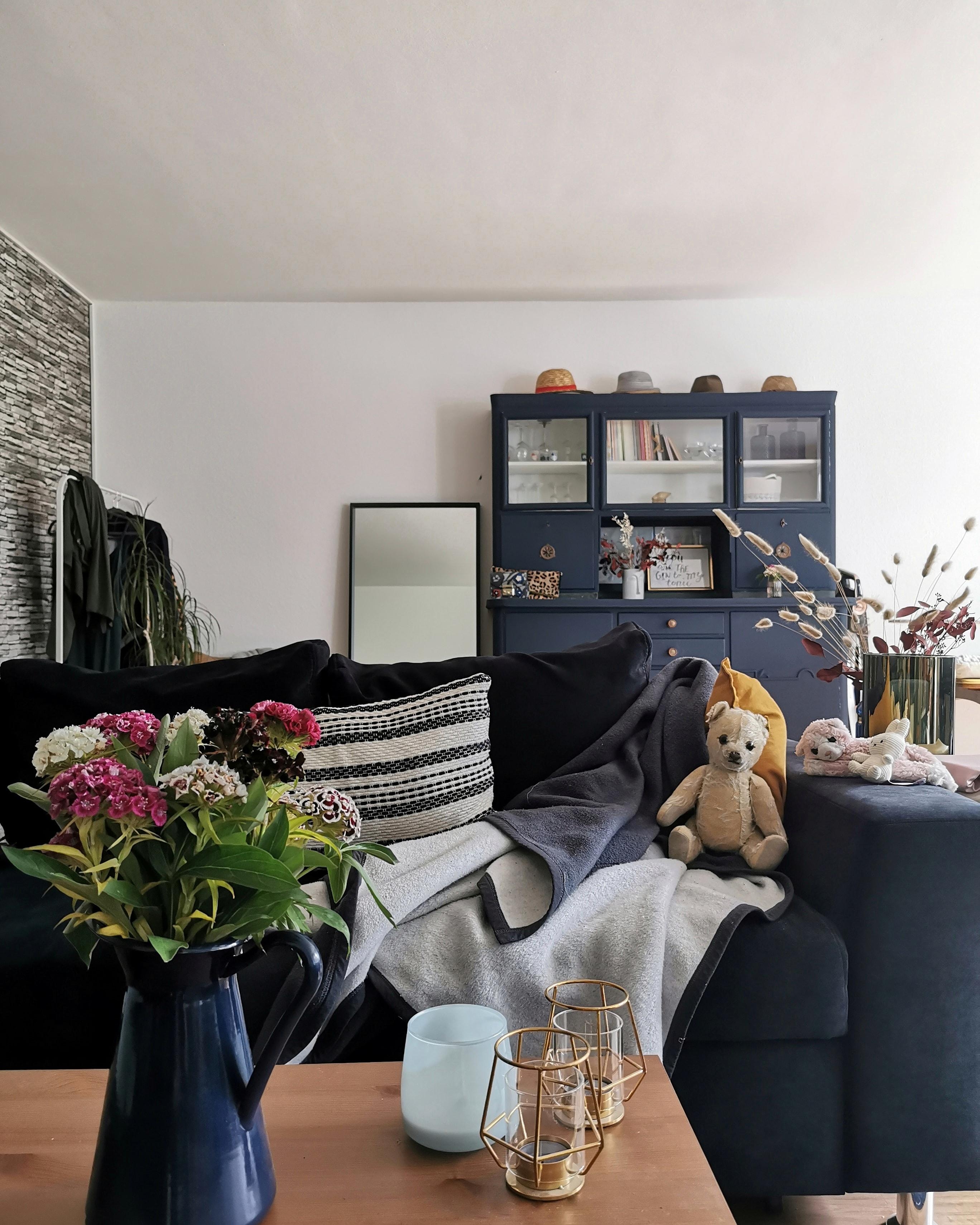 Nach einem sehr produktiven Wochenende geht es jetzt auf die Couch ❤️ #wohnzimmer #couch #cozyplace #blau #küchenbuffet 