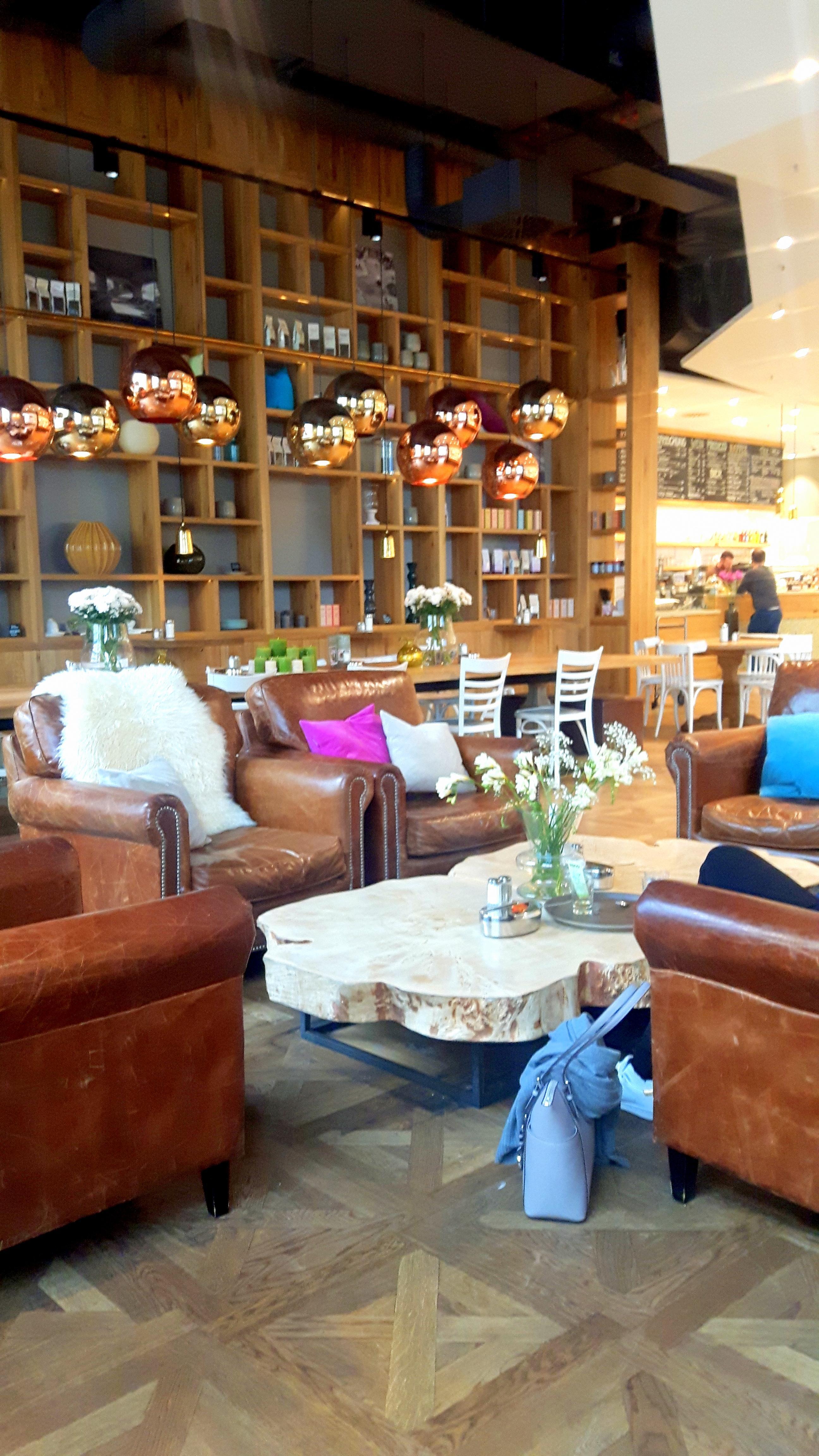 Nach einer Shoppingtour lande ich hier immer wieder #coffee #icecream #stuttgart #cozy #future #livingroom #loveit 