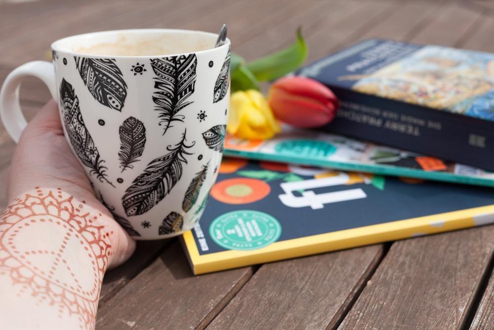 Nach erledigter Hausarbeit, darf man sich etwas #gönnen ! #kaffee #kaffeeundeingutesbuch #lieblingsmagazine #sonne