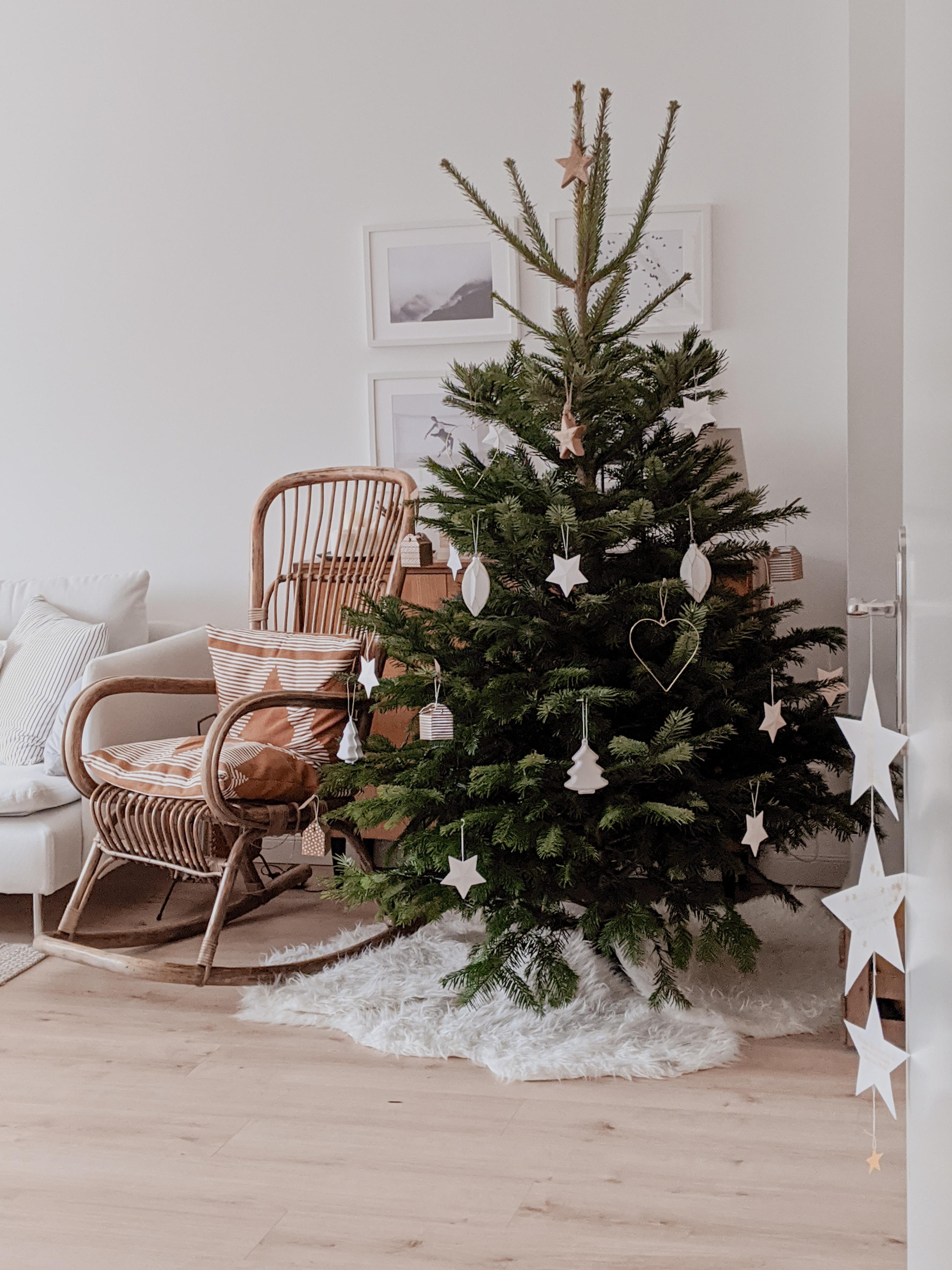 Nach Weihnachten ist vor Weihnachten 🌲✨ #weihnachtsbaum #nordmanntanne #schaukelstuhl #weihnachten #whiteliving #sterne