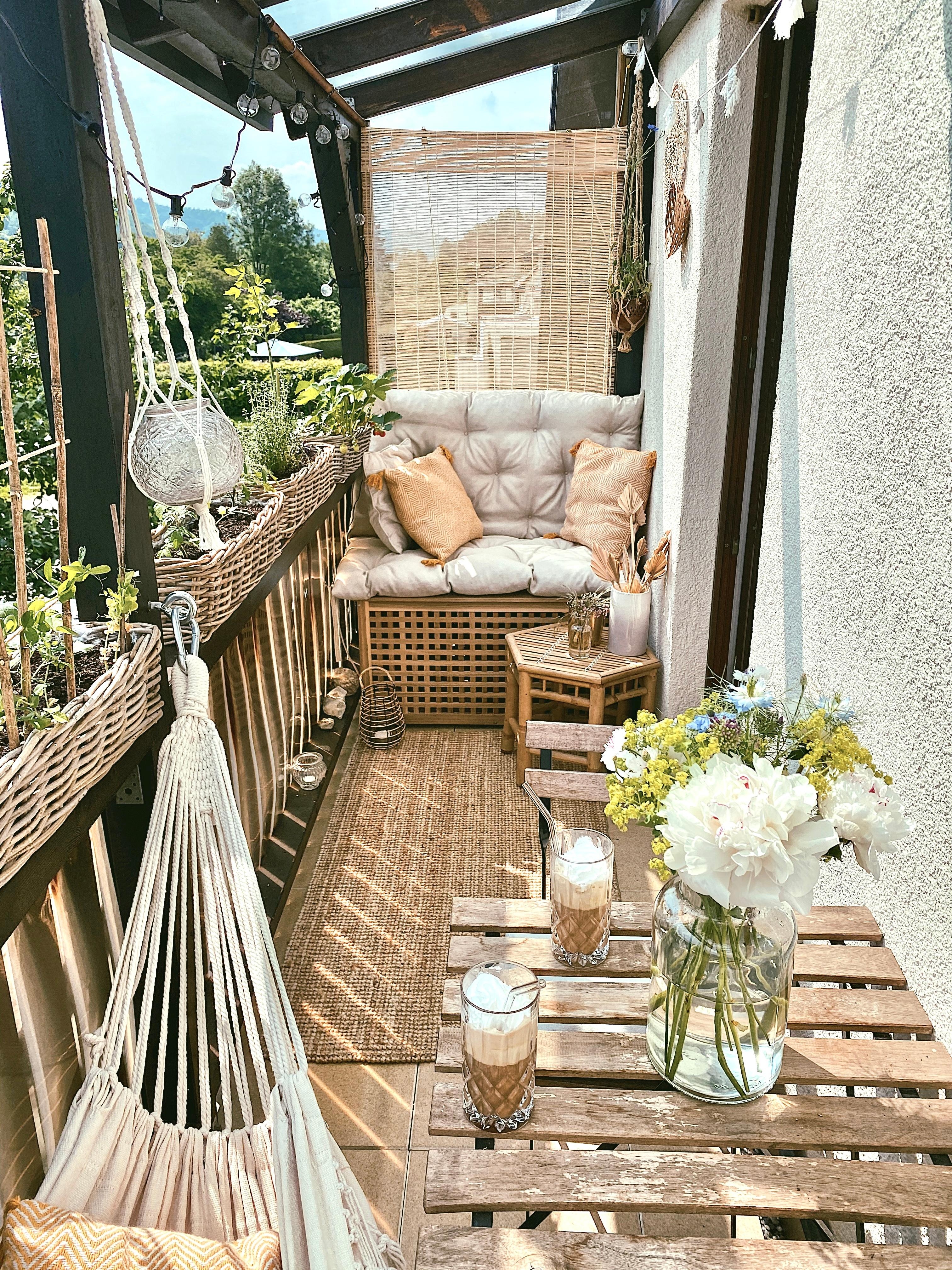 Nachher 🌻 1 Meter Breite kann eine wahre Herausforderung sein 🙃 #vorhernachher #boho #balkon #eiskaffee #pfingstrosen