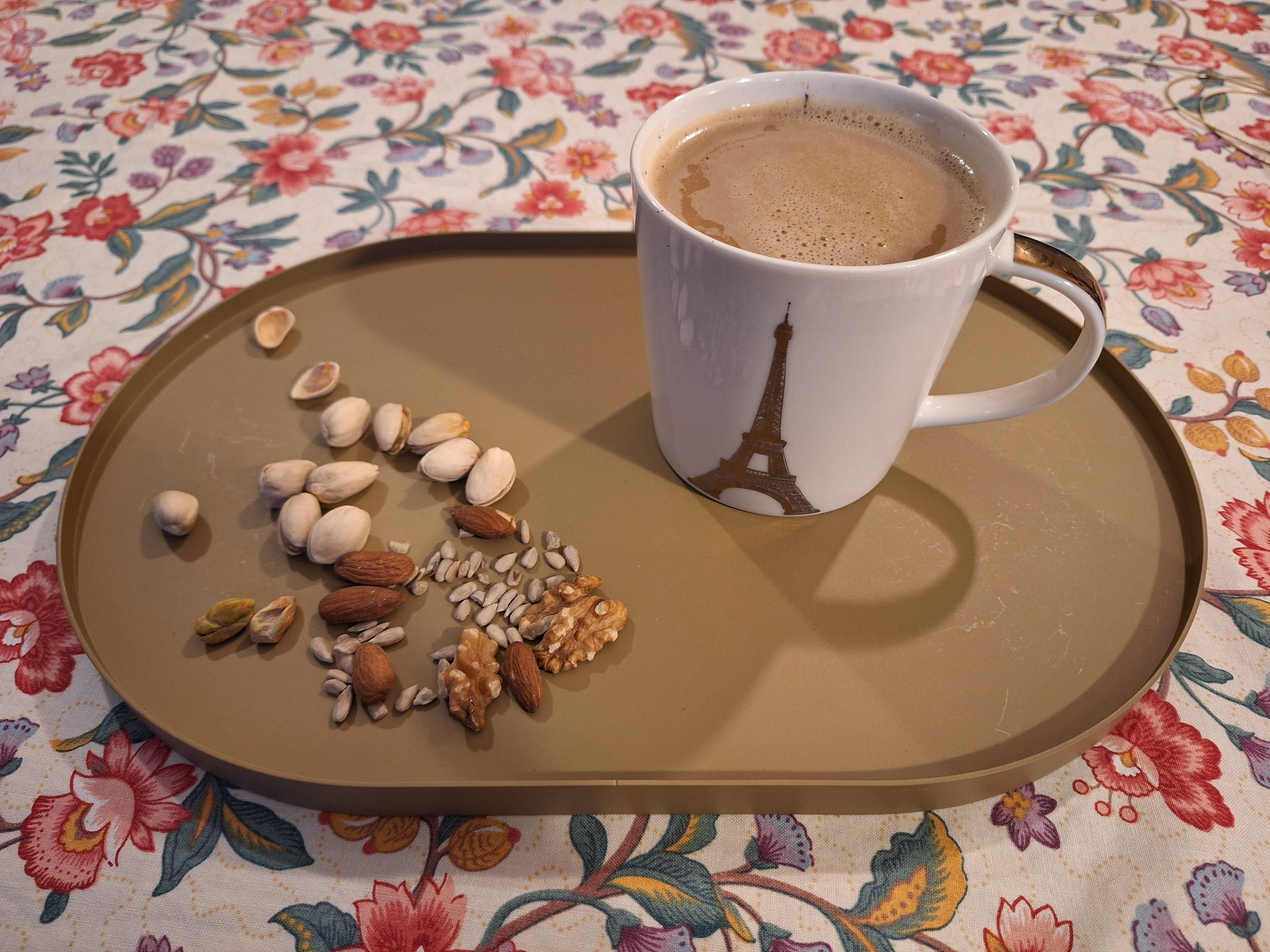 NACHMITTAGSKAFFEE
#wohlverdient #Nachmittagskaffee #Nüsse #Snack #blumigeTischdecke #Upcycling #Tablett #Zone