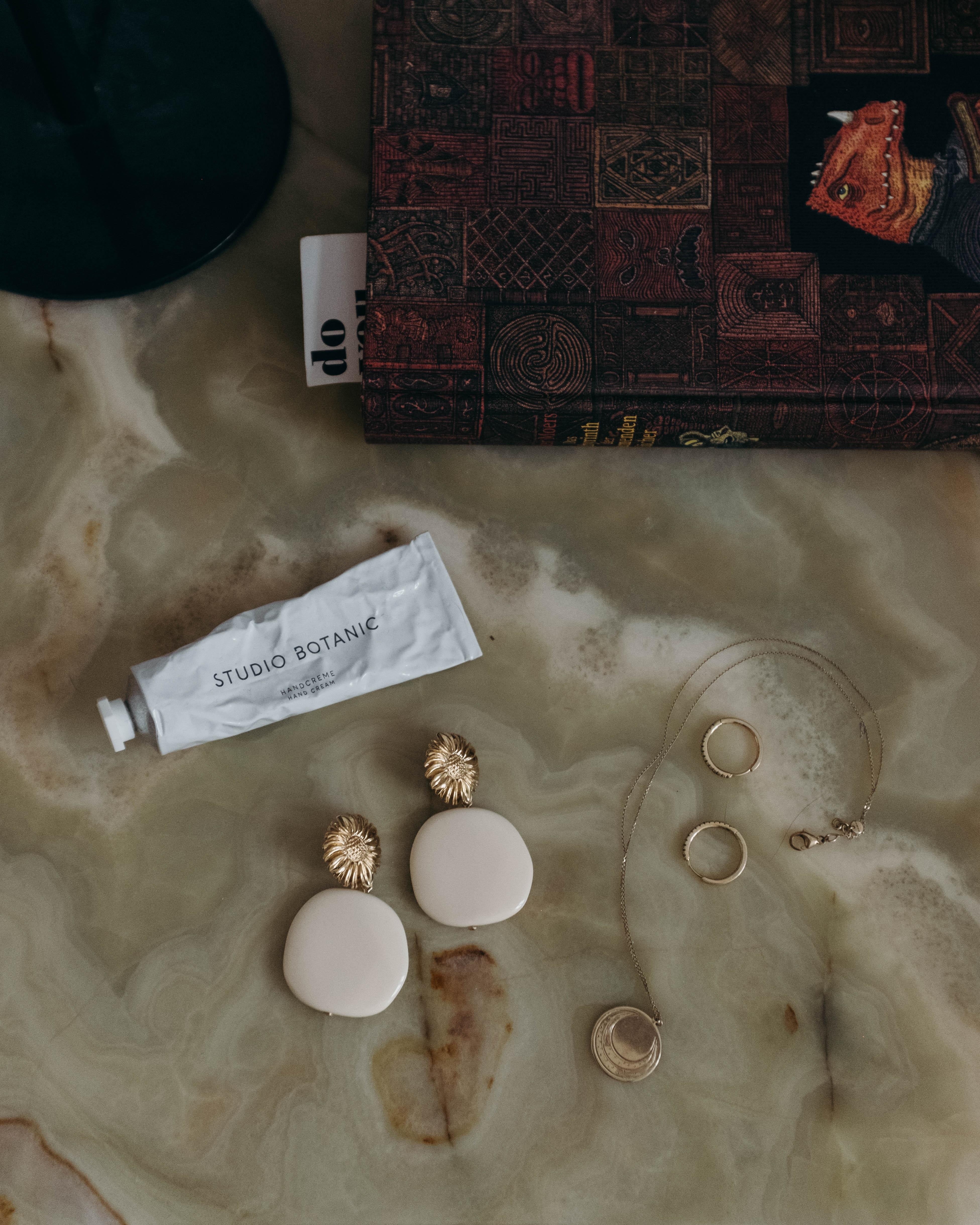 Nachttisch ✨ auf eBay gefunden und das kleine marmor Schmuckstück sofort geschnappt 🥰 #nachttisch #ebay #marmor 