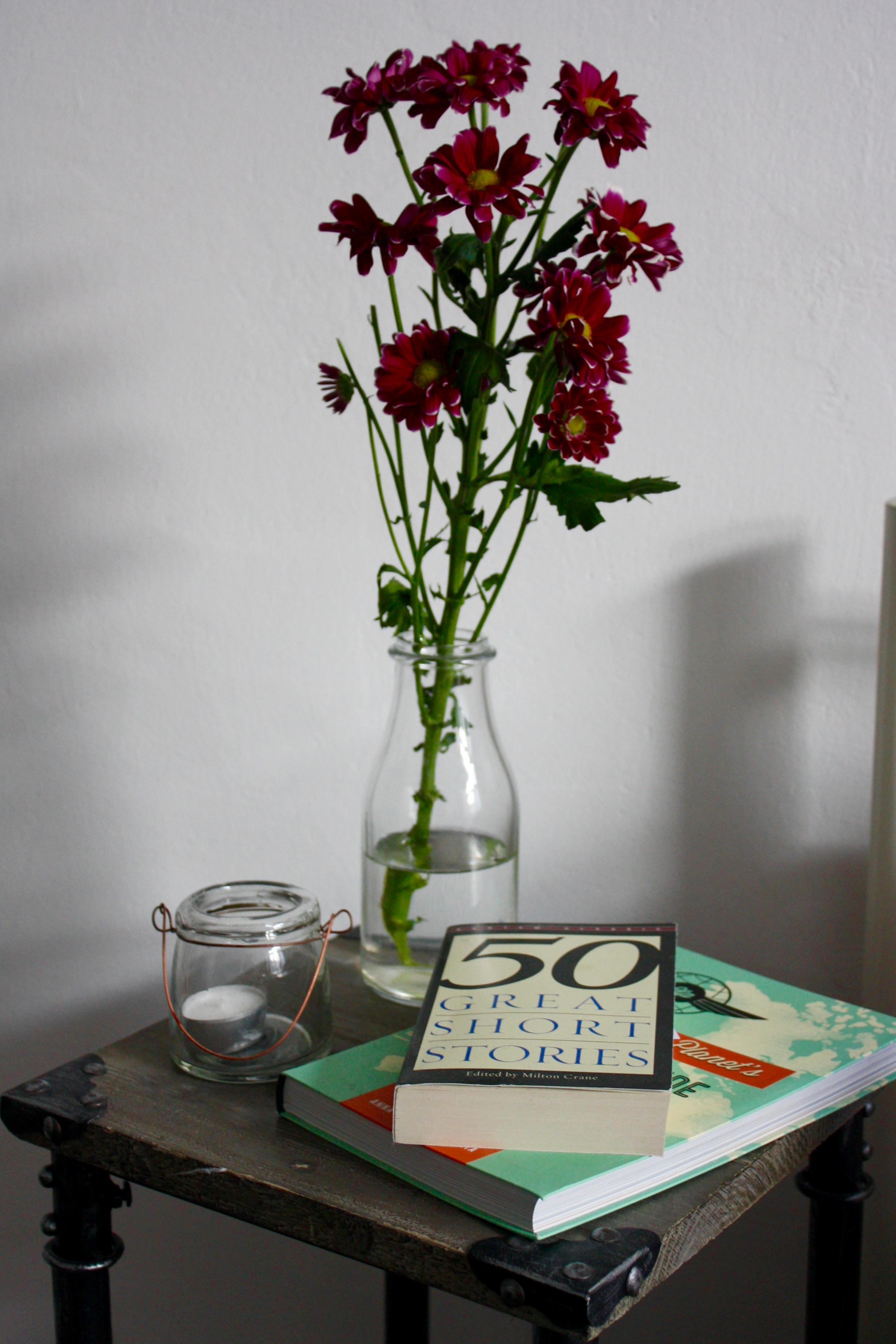 Nachttisch mit Buch und Blumen #beistelltisch #nachttisch ©LeaGr