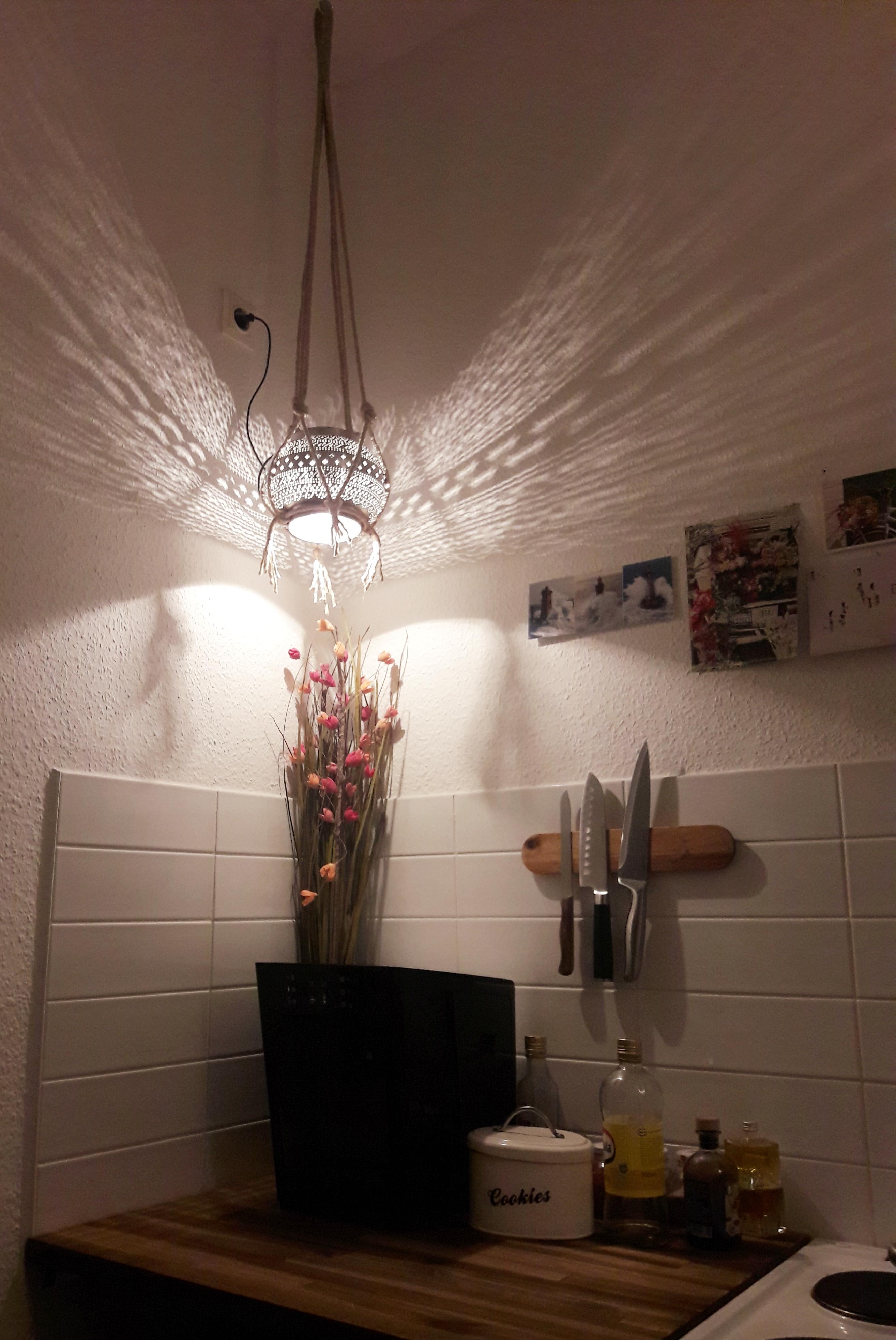 Nachttischlampe umfunktioniert zur hängelämpe in der Küche mit DIYBlumenampel und DIYMessermagnetbrett #DIYweek #DIYdeko