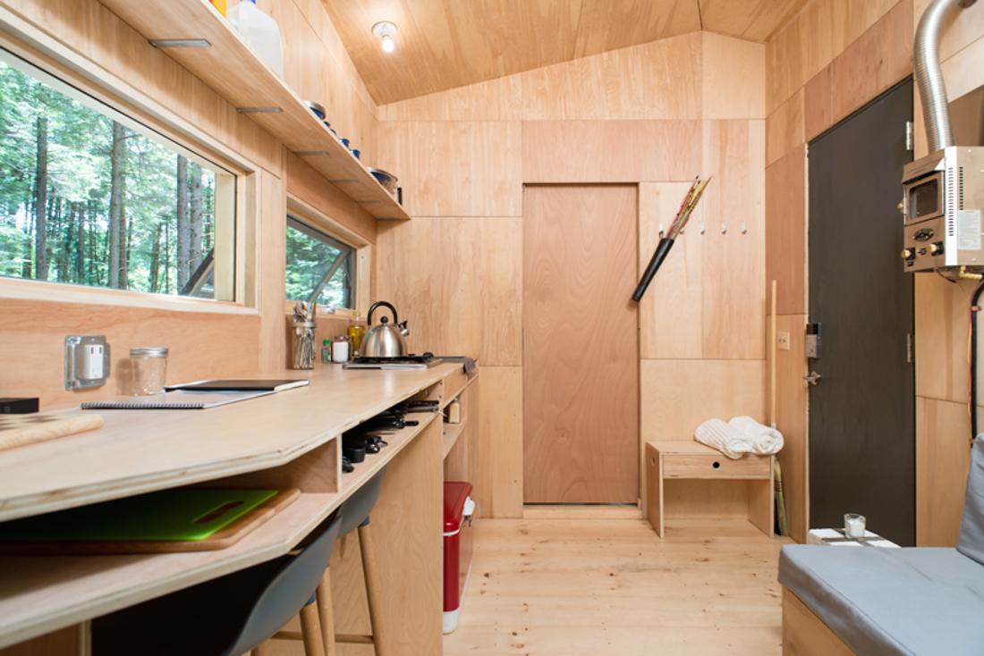 Natürlicher Koch- und Wohnbereich im Tiny House von Getaway #küche #downsizing ©Getaway