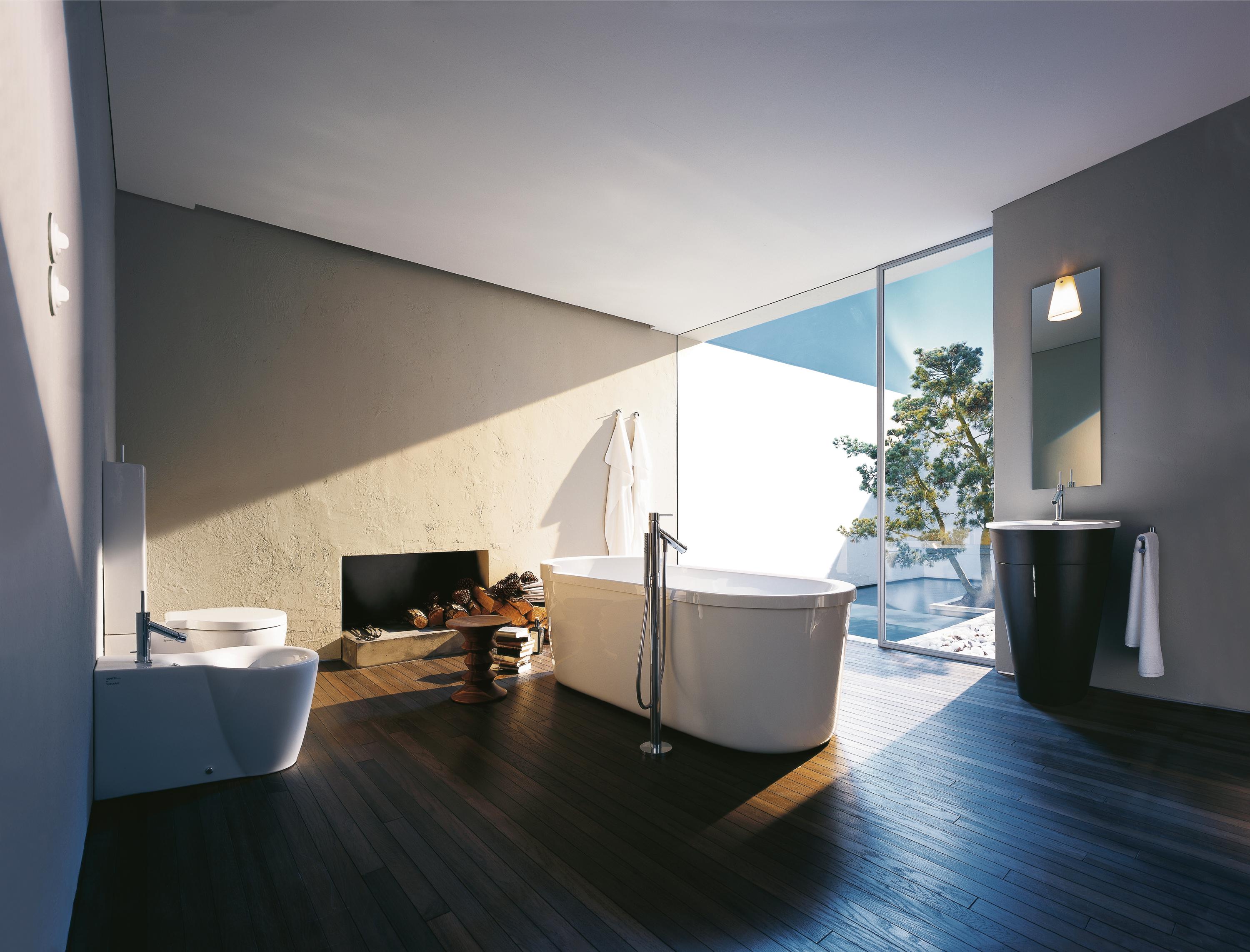 Natürliches Badezimmer #badewanne #kamin #waschbecken #wandspiegel ©Duravit AG