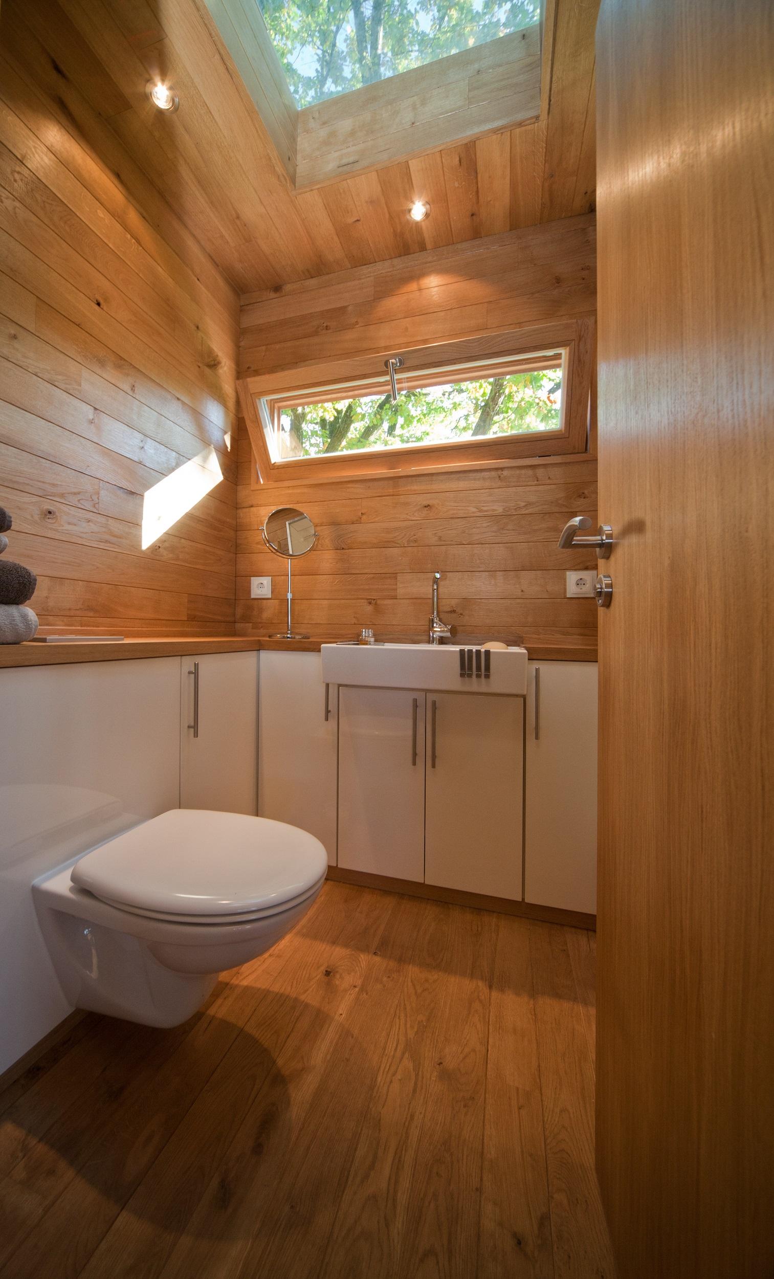Natürliches Badezimmer im Baumhaus #baumhaus #holzverkleidung ©baumraum / Markus Bollen