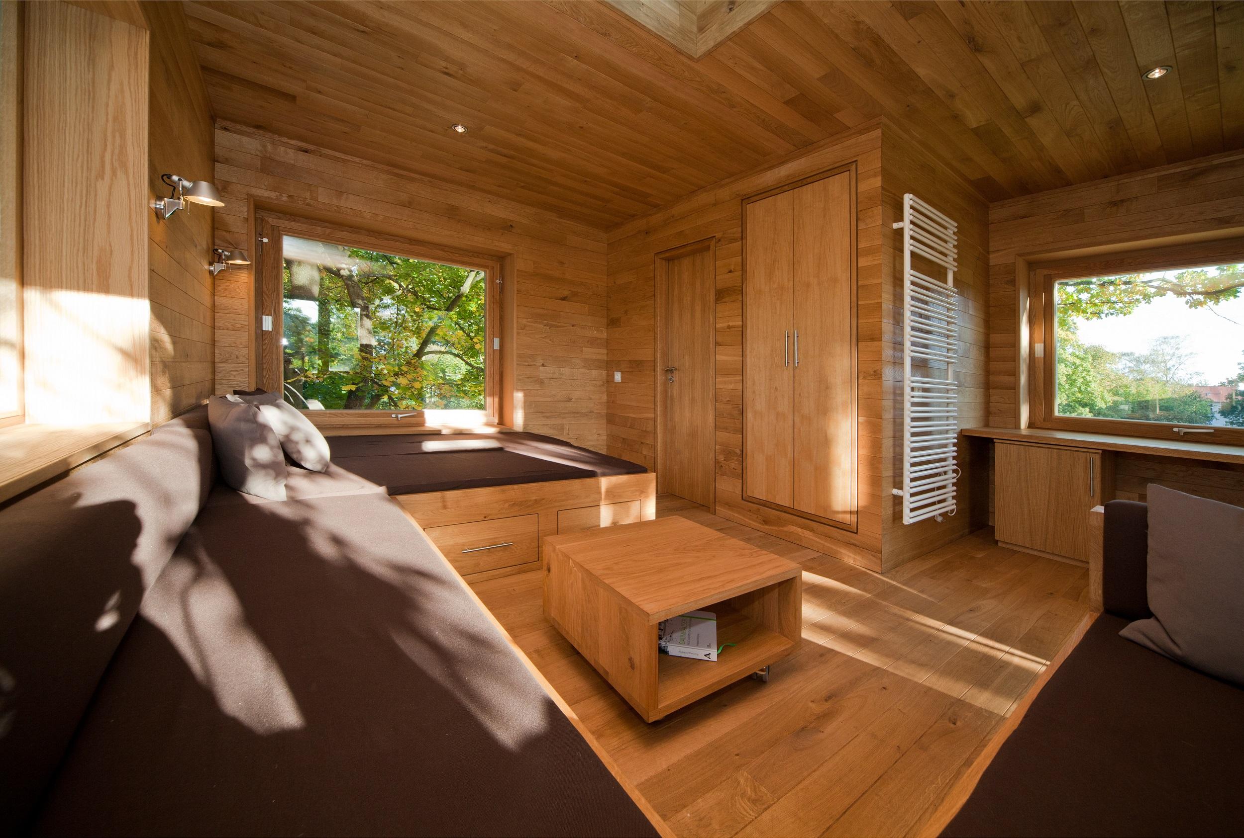 Natürliches Wohnzimmer im Baumhaus #baumhaus #holzverkleidung ©baumraum / Markus Bollen