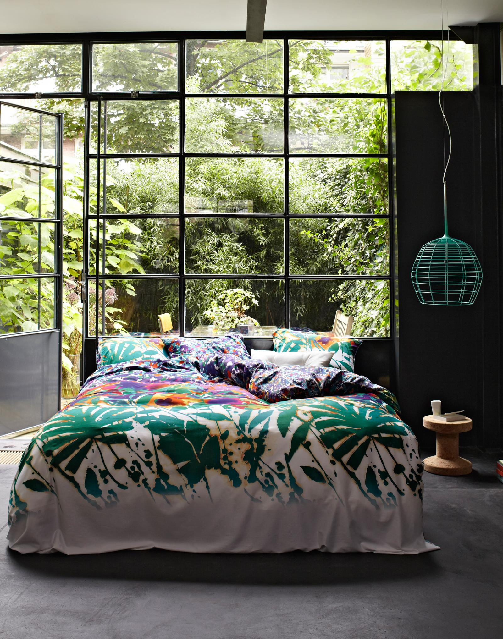 Naturnähe im Schlafzimmer #fensterfront #bettwäsche #loft #sprossenfenster #innenhof #hausgestaltung ©Essenza Home/Essenza