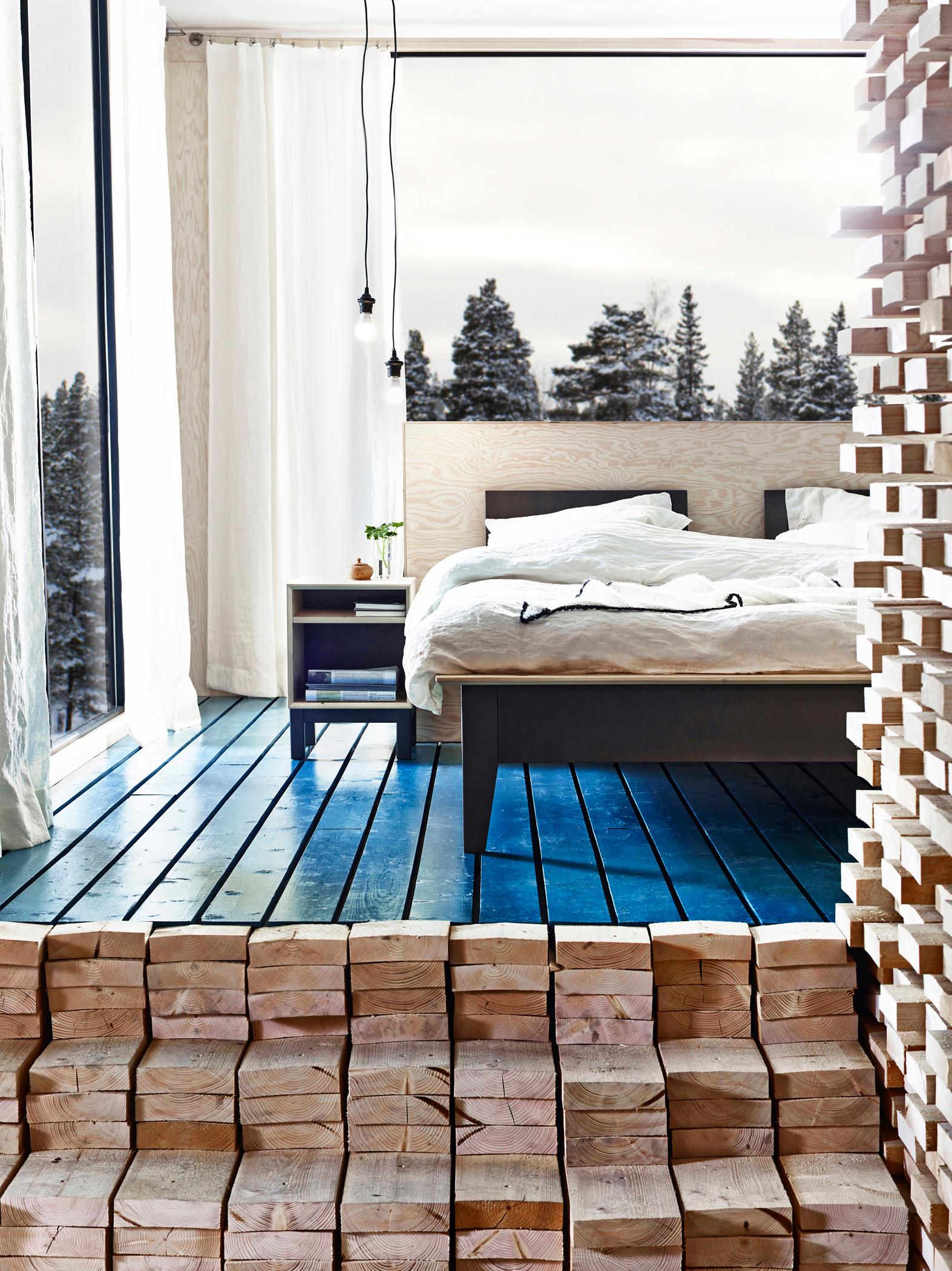 Naturverbundene Holzkonstruktion im Schlafzimmer #nachttisch #ikea #gardine #lampe #holzkonstruktion #panoramafenster ©Inter IKEA Systems B.V.