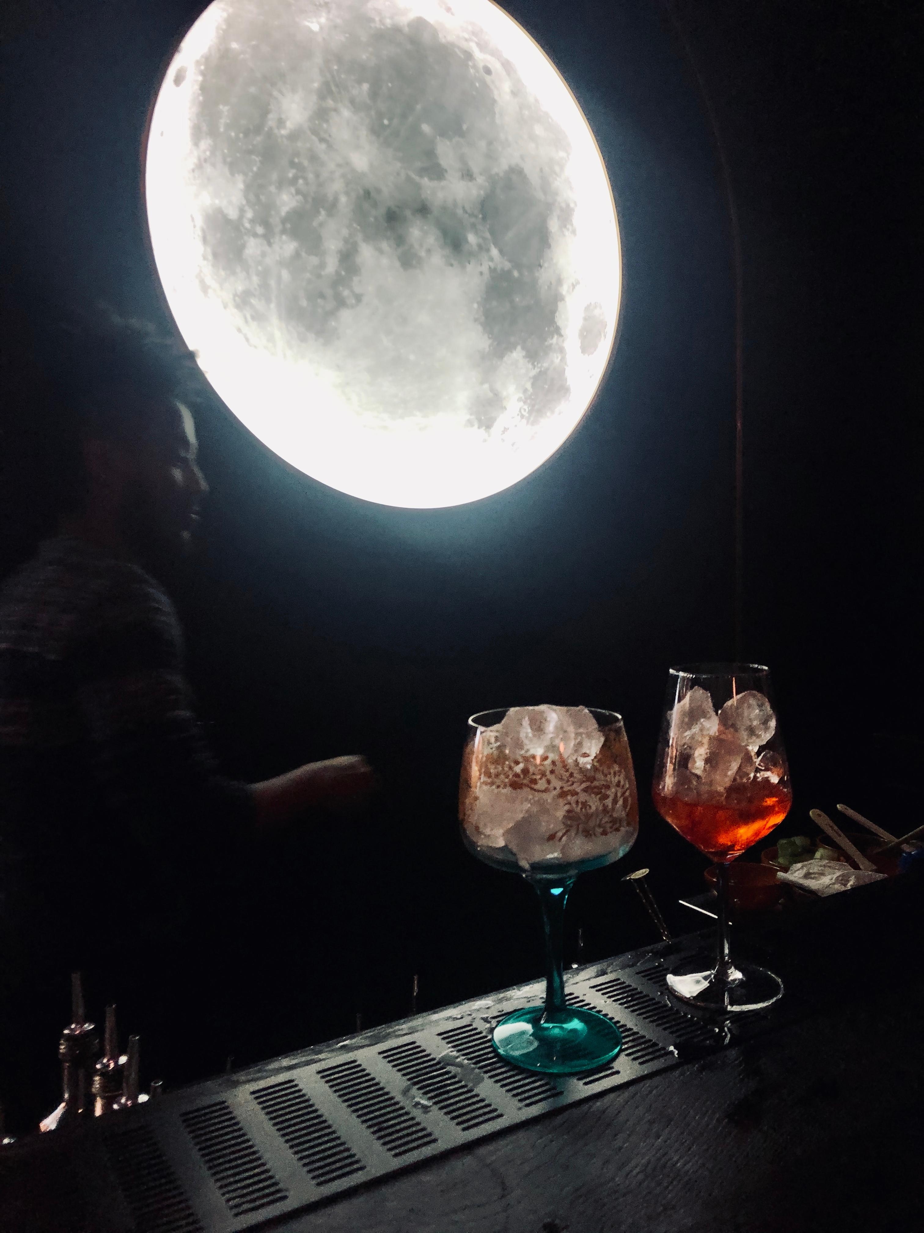 need this big #moonlamp gesehen in einer Bar in Bukarest, Rumänien 🇷🇴🌖🍸 und seither auf der Suche 🙈