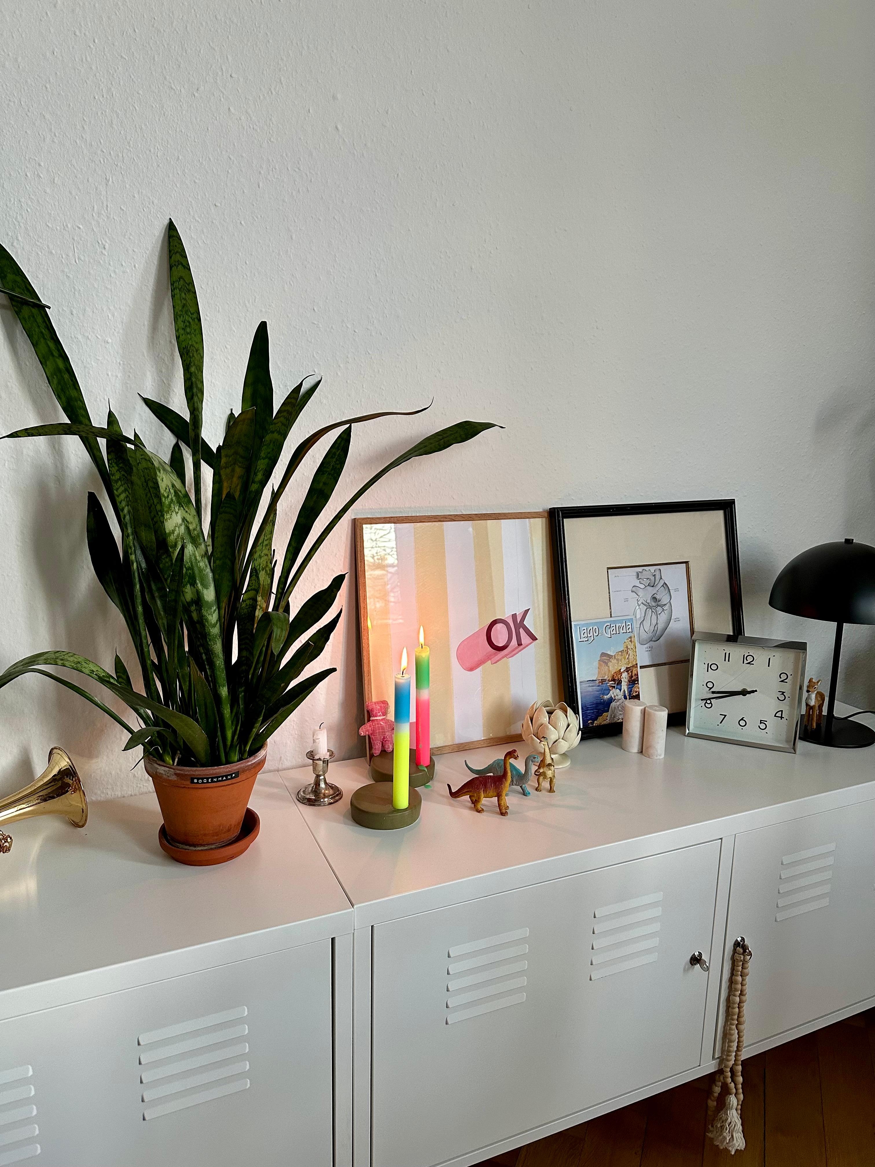 Neon fürs Sideboard.
#sideboard #ikeaps #kerzen #neon #bilderrahmen #zimmerpflanzen #wohnzimmer #tischlampe #vintage