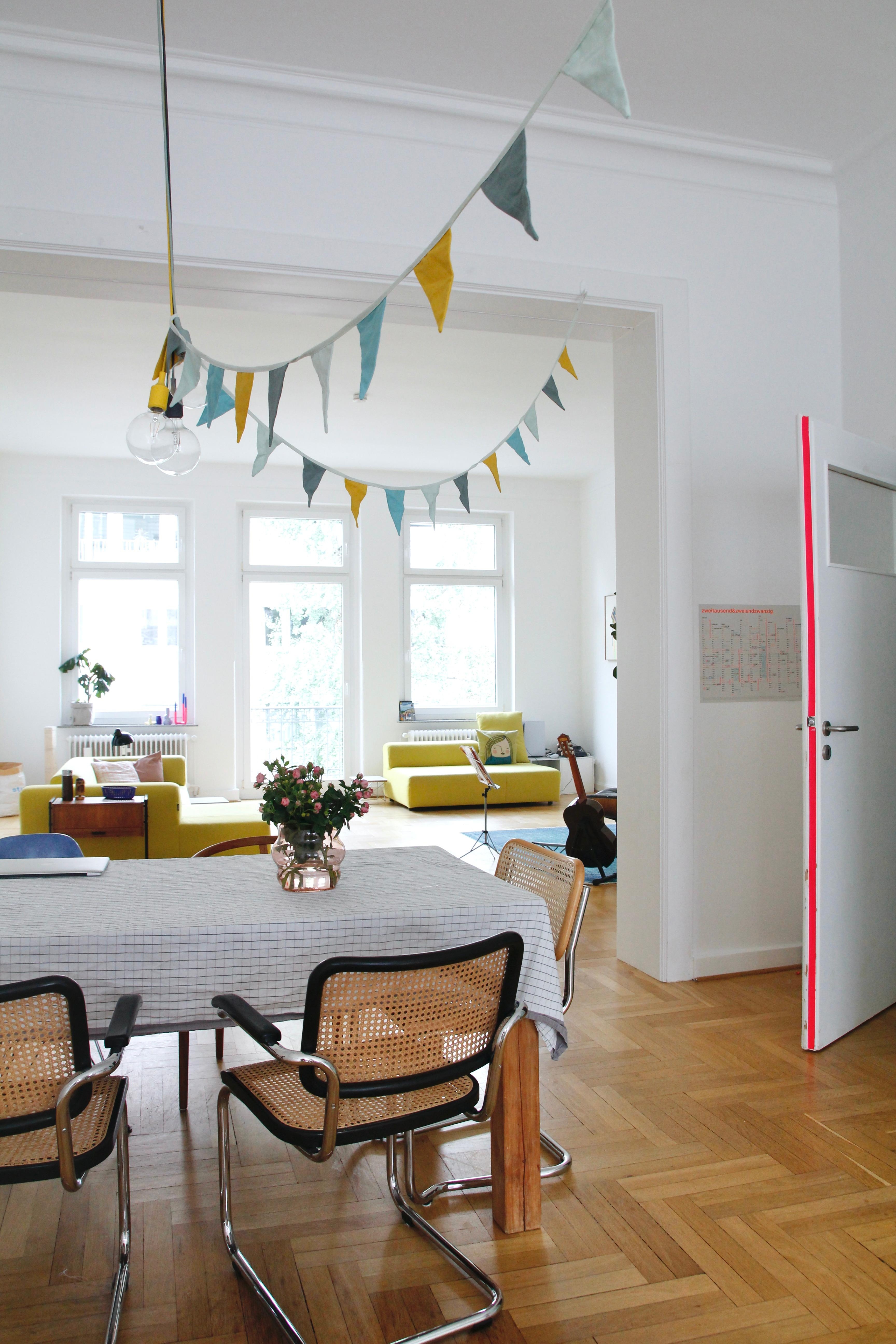 #neon #wohnzimmer #esstisch #teppich #farbe #altbau