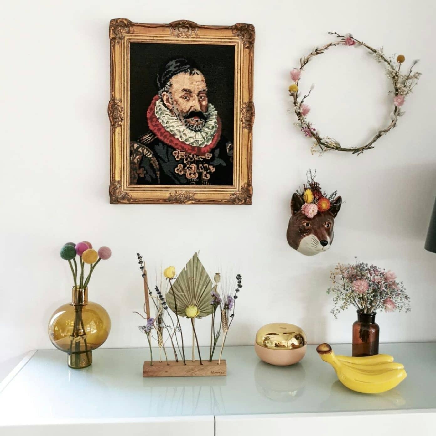 Neu bestückt 💕 #trockenblumen #sideboard #wohnzimmer #esstisch #deko #blumenkranz #vase #sommerdeko #blumendisplay 
