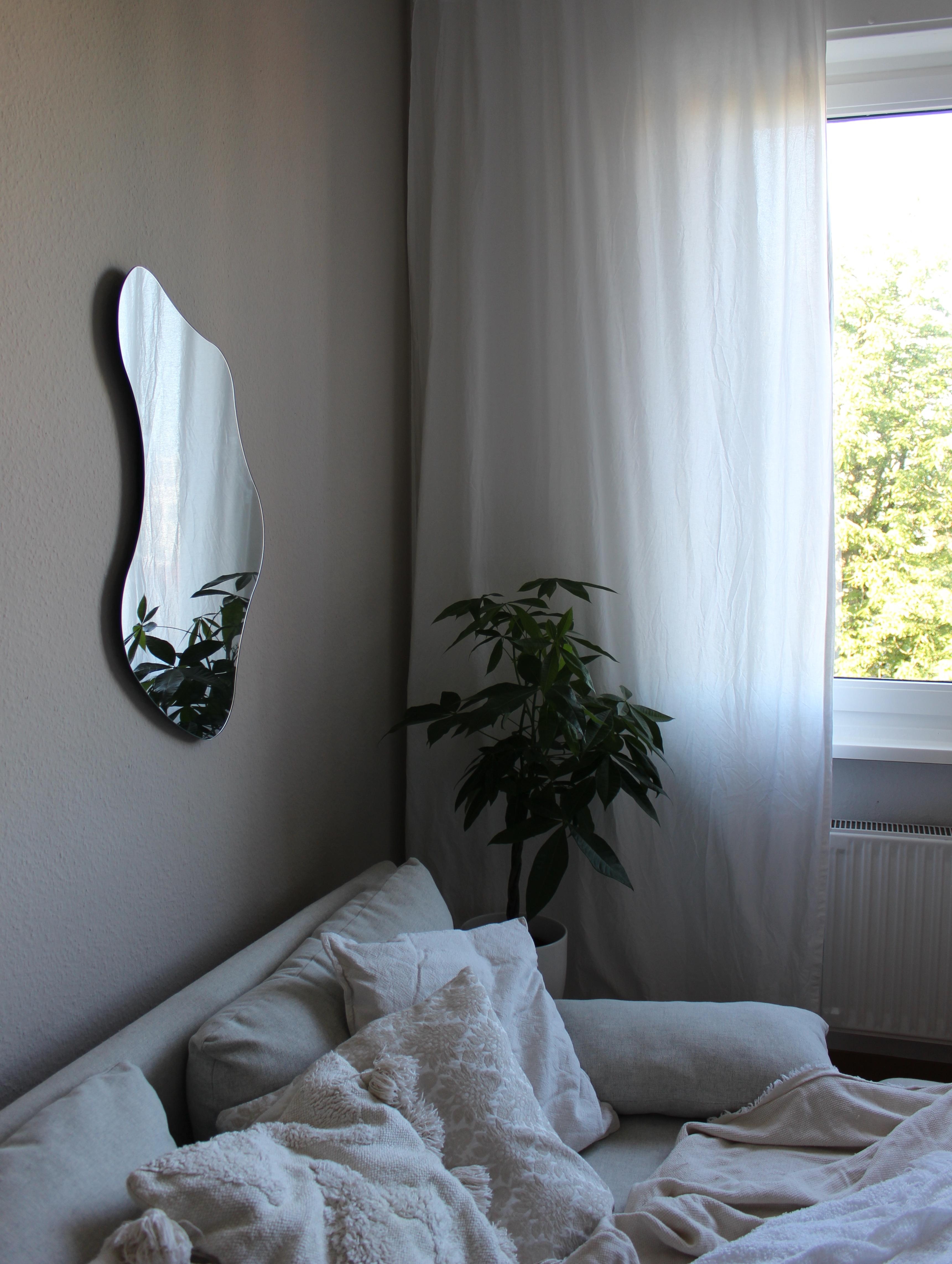 Neu gestrichen 🤍 #wohnzimmer #sofa #wandfarbe #beige #pflanze #spiegel
