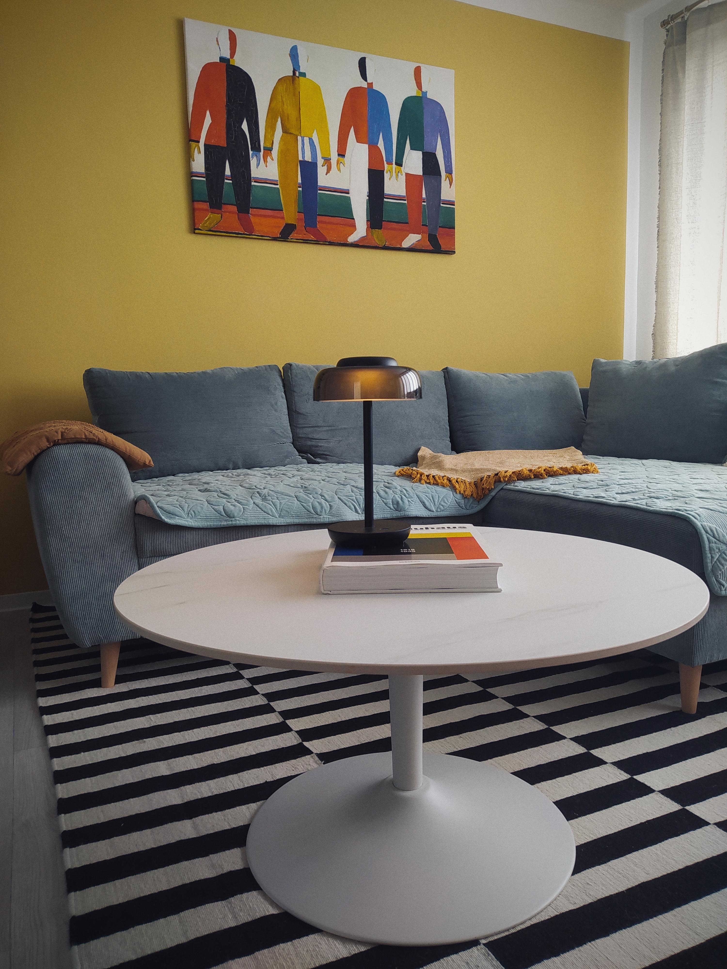 Neu hier. Wohnzimmer. Malewitsch. LG. 🤭

#Malewitsch #Bauhaus #MidCentury #Wohnzimmer #Ikea #Retro