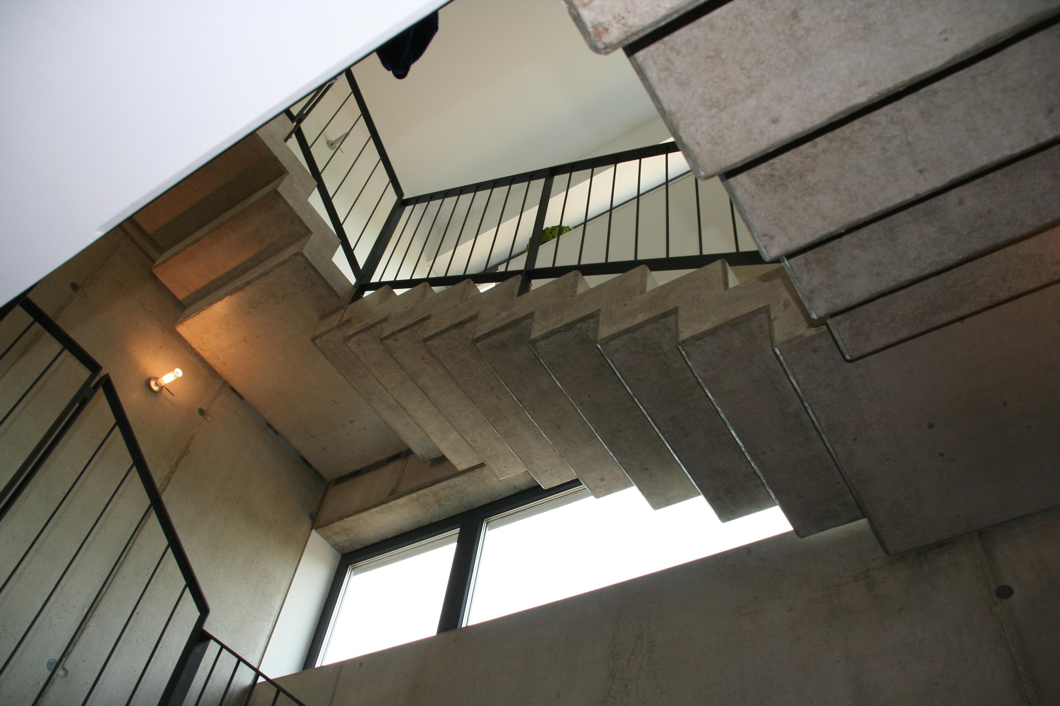 Neubau eines Mehrfamilienhauses auf zwei oberirdischen Geschossen sowie Unterbau mit Hausfoyer und G #betontreppe ©wagner+ GbR