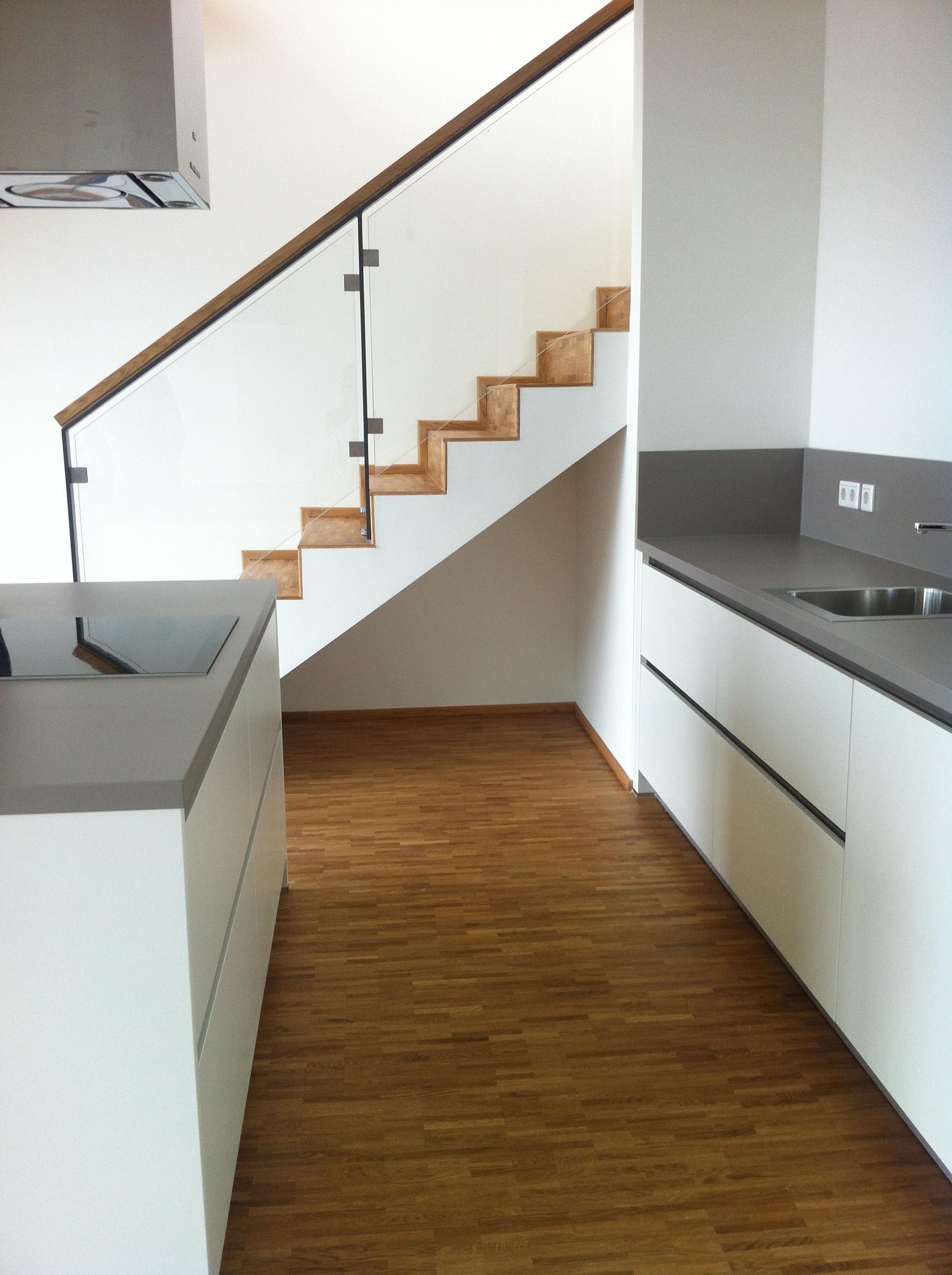 Neubau! #schmaleküche #küche #weißeküche #küchenboden #grauweißeküche #küchenraumteiler #moderneküche