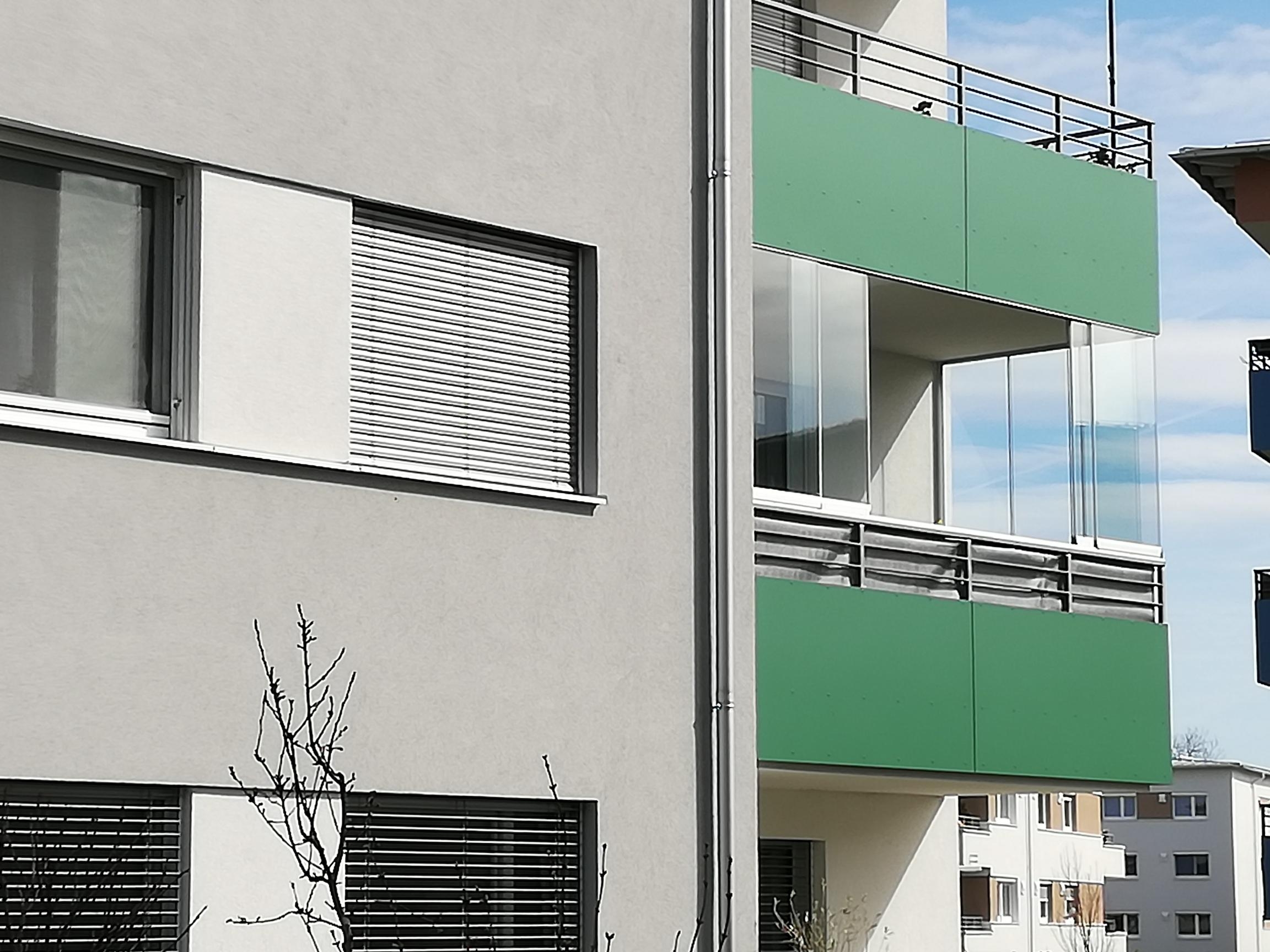 Neue Balkonverglasung für Wohnhaus schützt vor Wind, Lärm und Schmutz! Die Schiebetüren können einfach geöffnet werden!