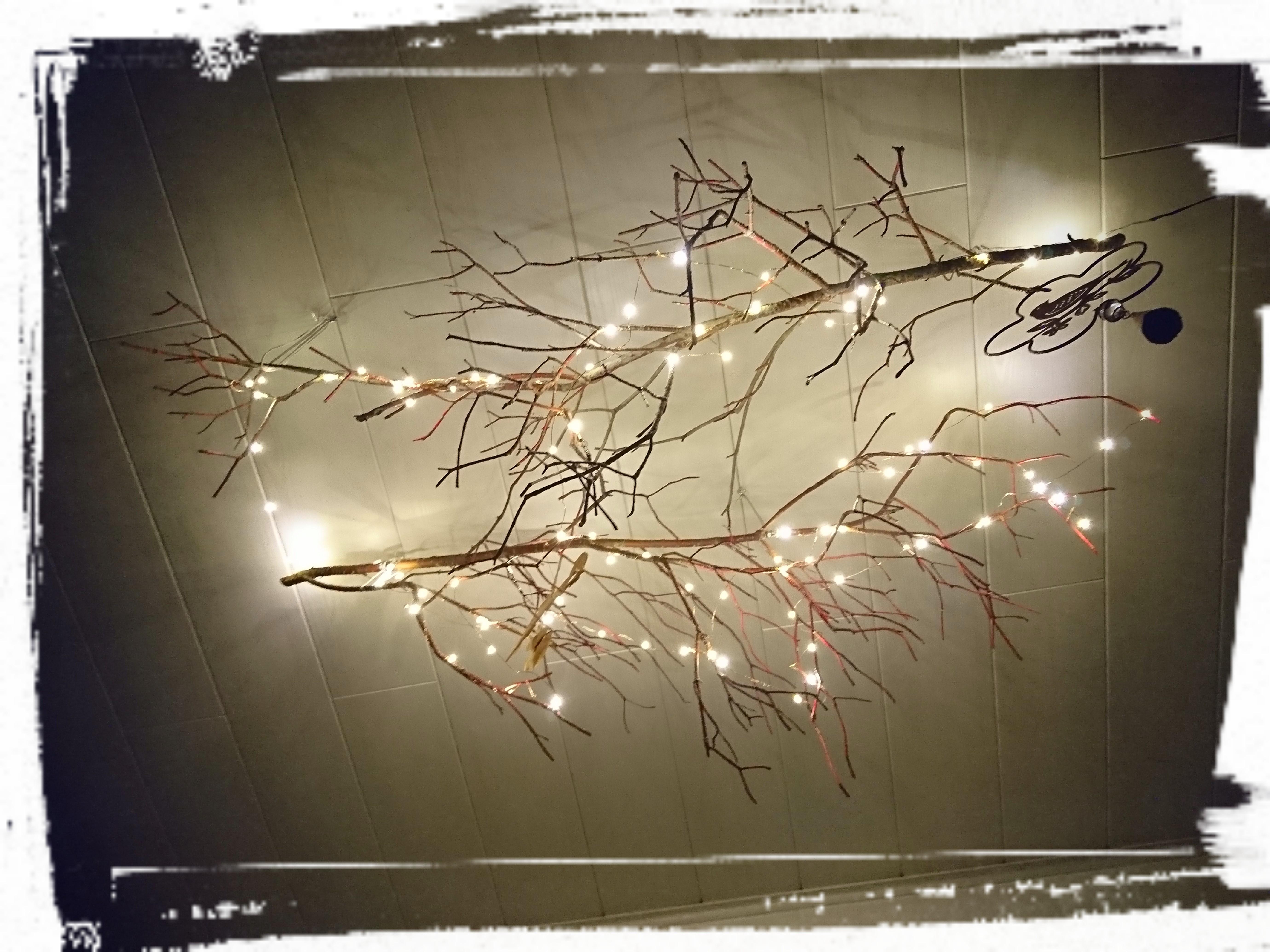Neue Beleuchtung überm Esszimmertisch #esszimmer #diy #licht #holz #nature #äste #gemütlich 