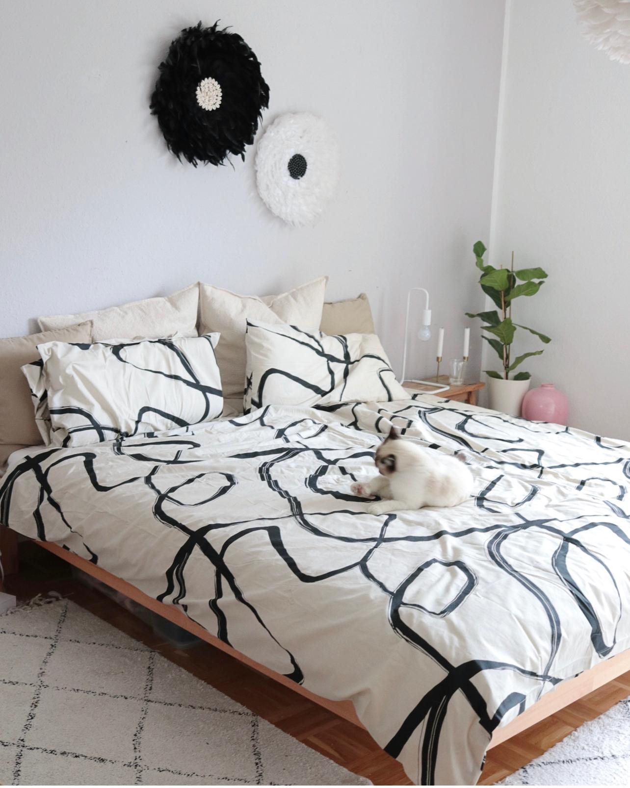 Neue Bettwäsche - neuer Raum 🥰🖤
#bett #schlafzimmer #bettwäsche #HM #cozyhome #cozy #bed #bedroom #schlafzimmerinspo