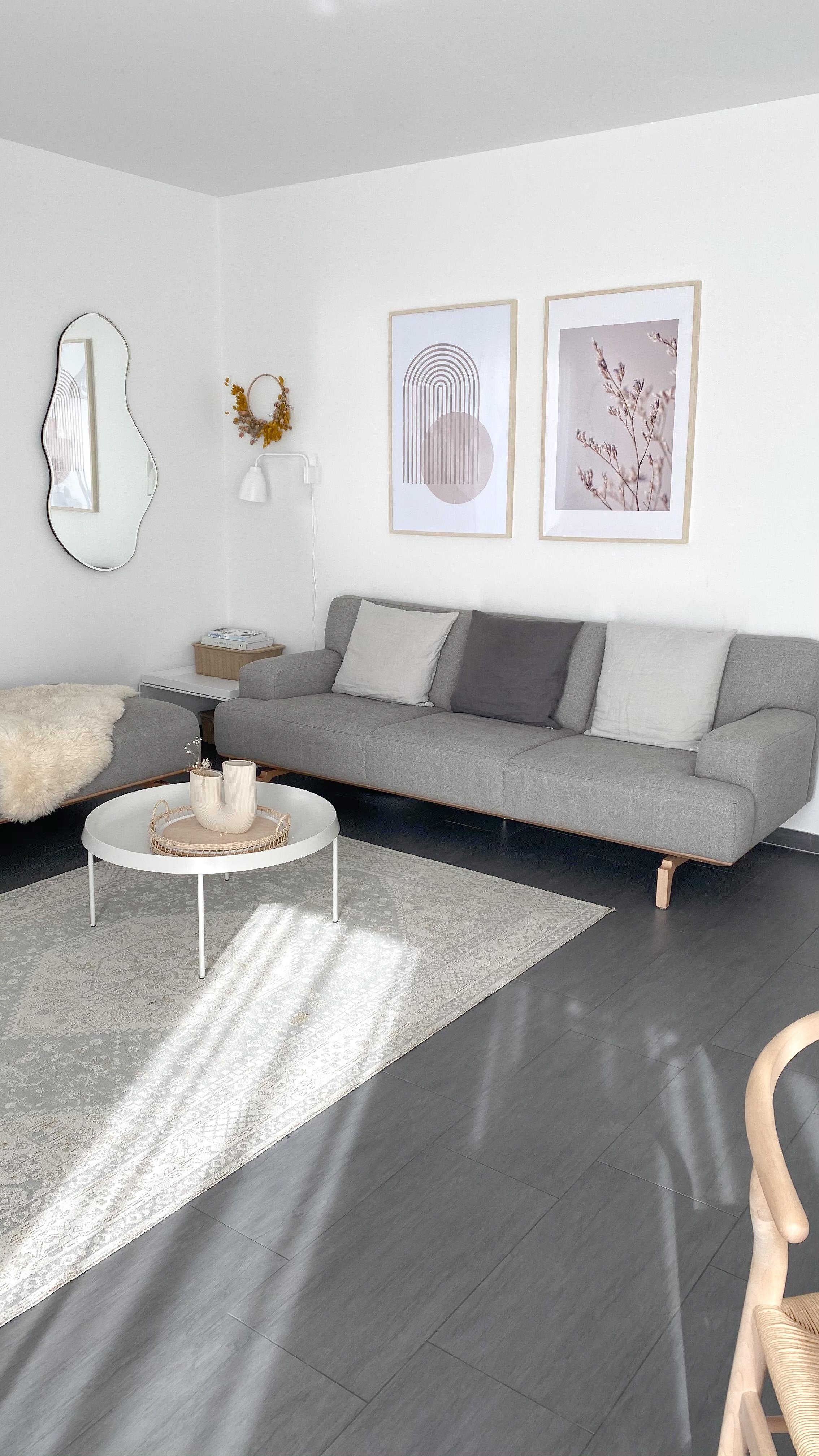 Neue #bilderwand im #wohnzimmer. Sieht doch gleich nach #frühling aus!
#couchstyle #couch #freshcolours