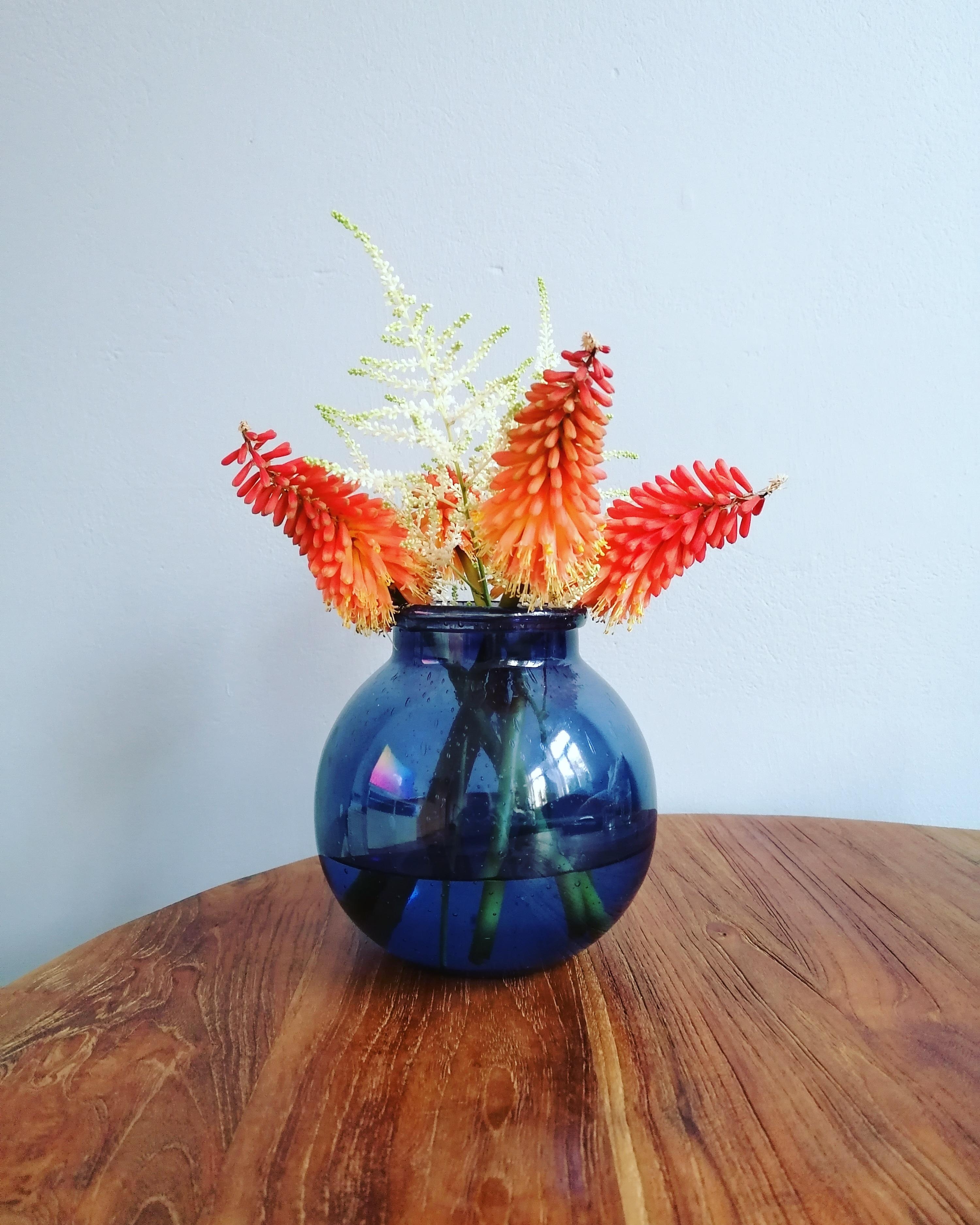Neue Blümchen #freshflowerfriday #blumen #Vase #wohnzimmer #blau #altbauliebe #altbau 