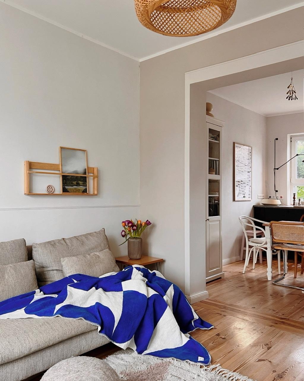Neue Decke. 💙 #wohnzimmer #durchbruch #küche #stuhlmix #ikea #söderhamn #wandfarbe