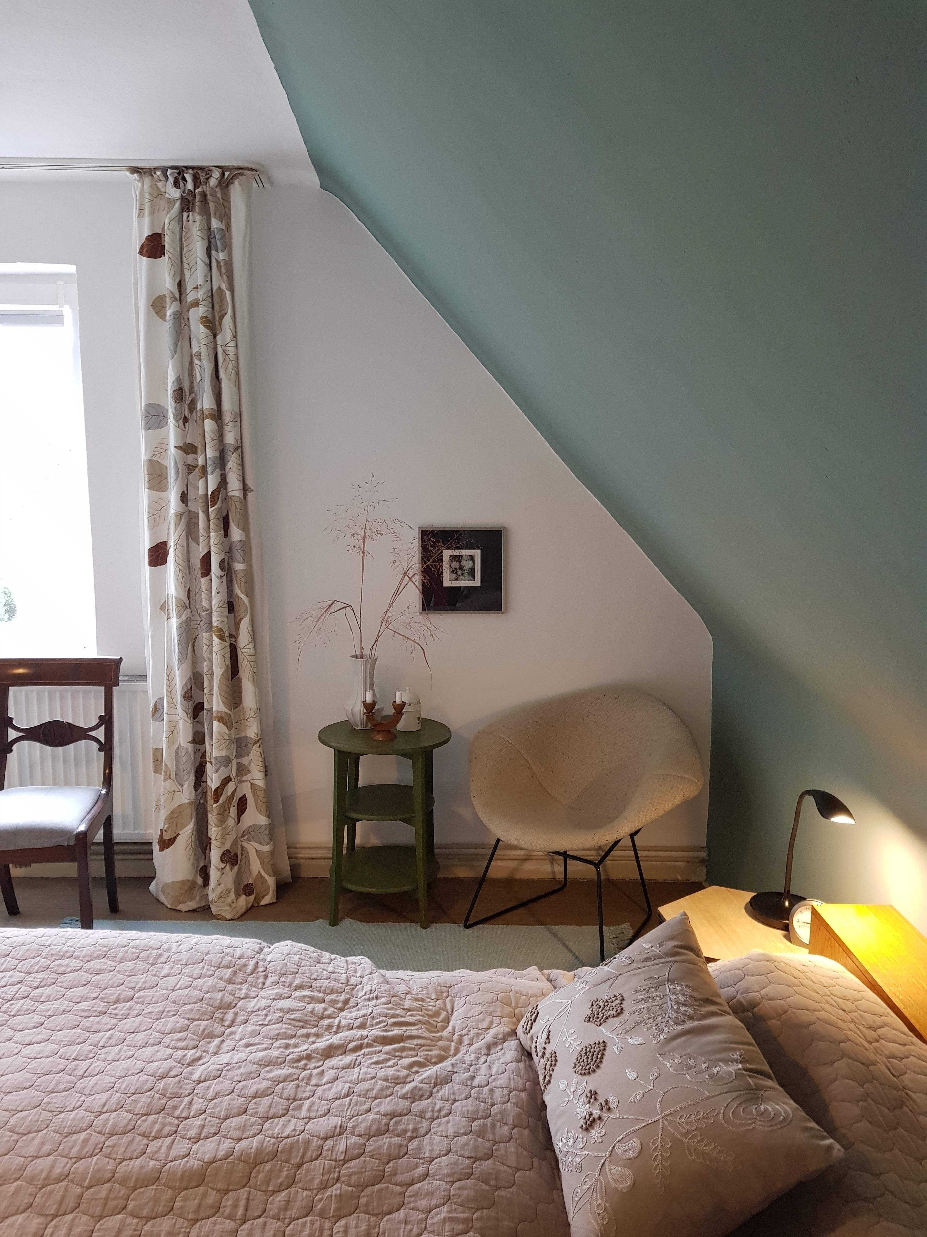 Neue Farbe an der Wand.. #schlafzimmer #wandfarbe #dachschräge #erhabenesagavengrün