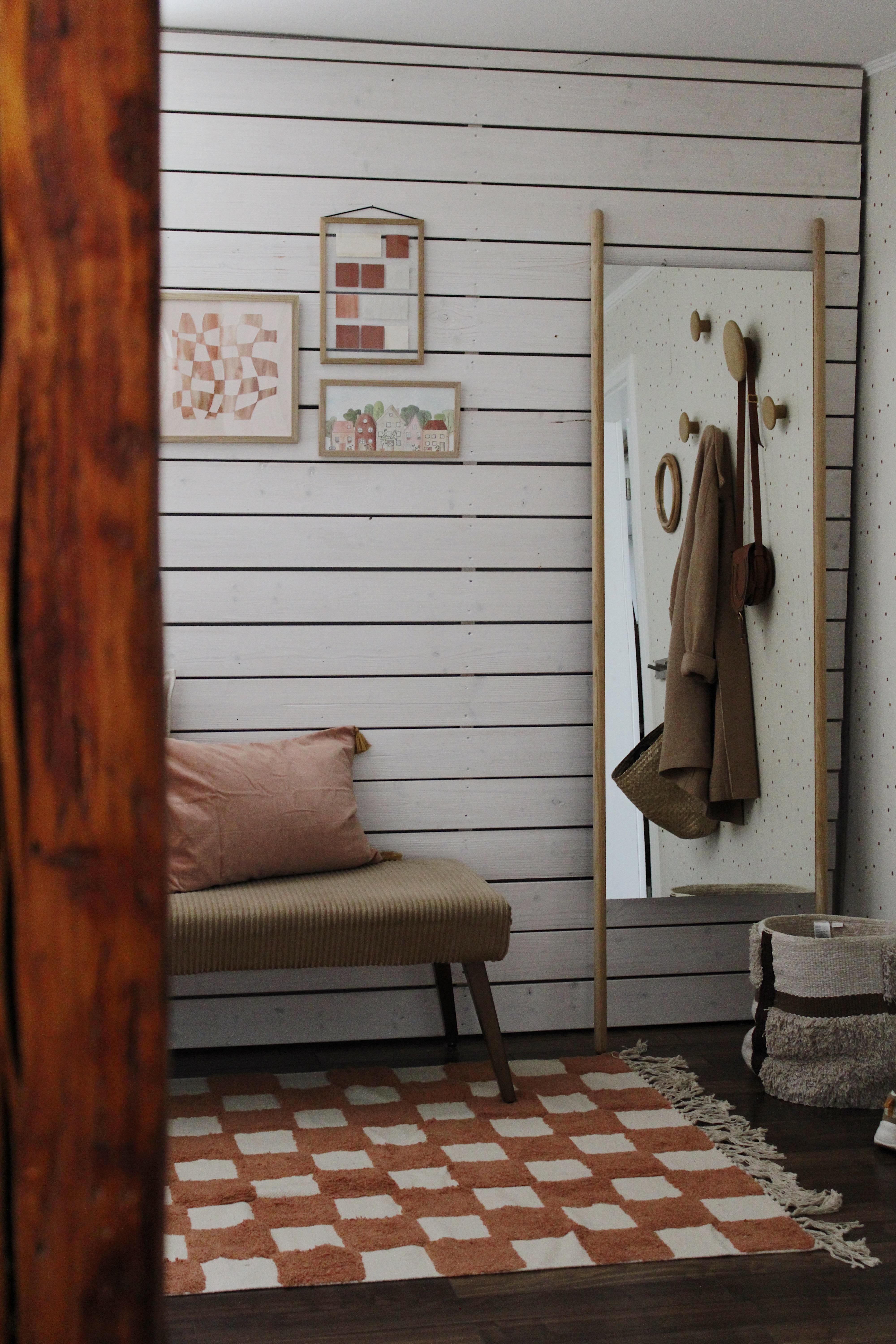 Neue Farbe für die Garderobe #umstyling #teppich #flur #garderobe #fachwerkhaus