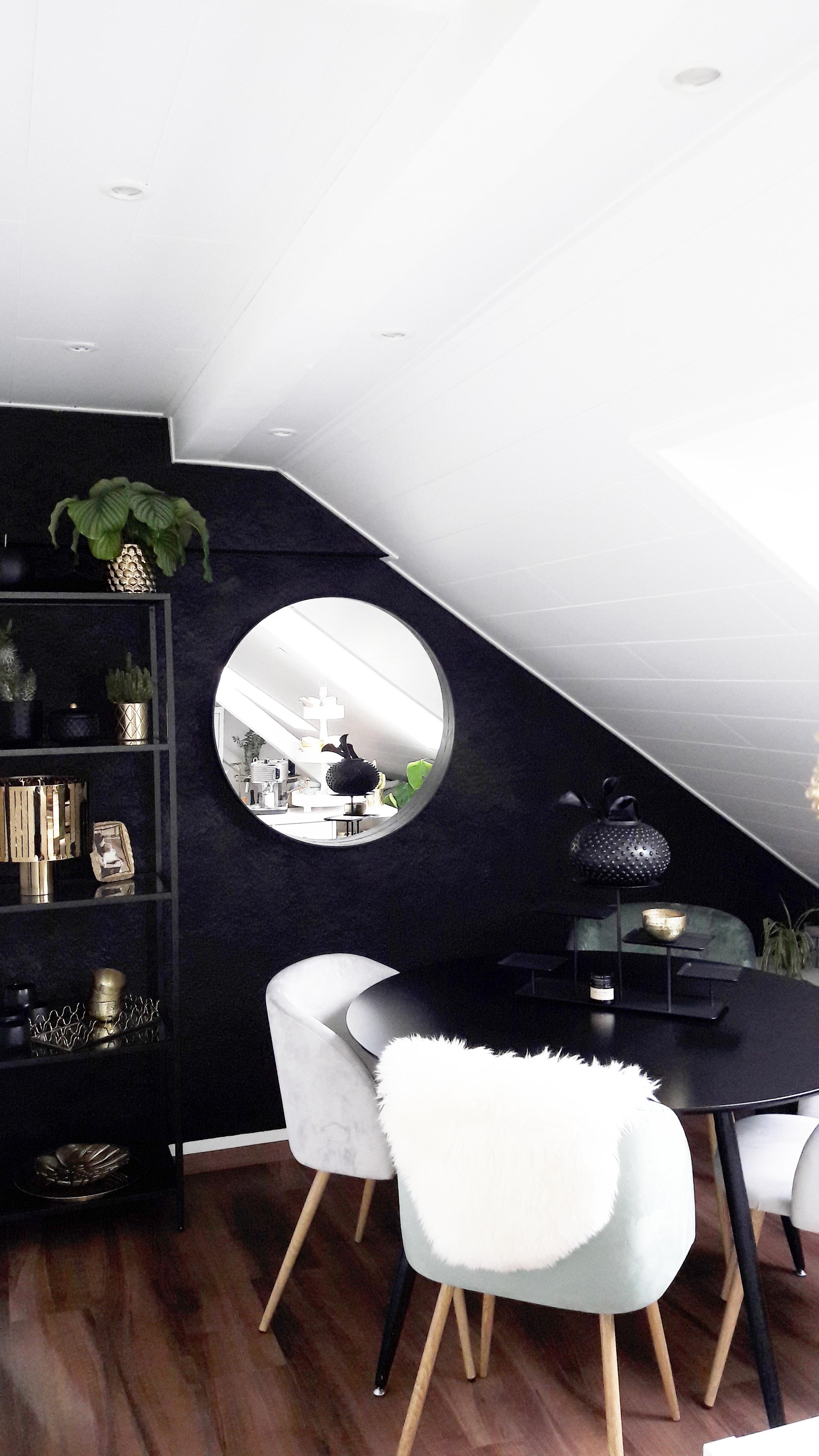 Neue Idee einfach umgesetzt...

#Essbereich #Dachgeschoss #Samt #Schafsfell #Black #Gold #white #Essecke #Esstisch 