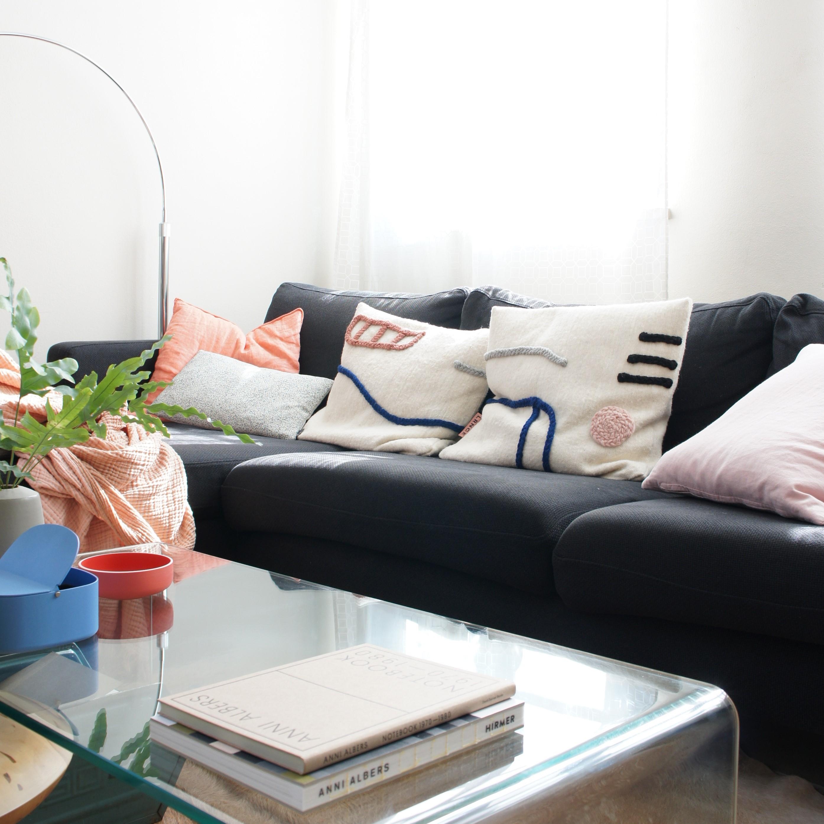 Neue Kissen.
#wohnzimmer #couch #sofa #sofakissen #kissen #textilien #handmade    