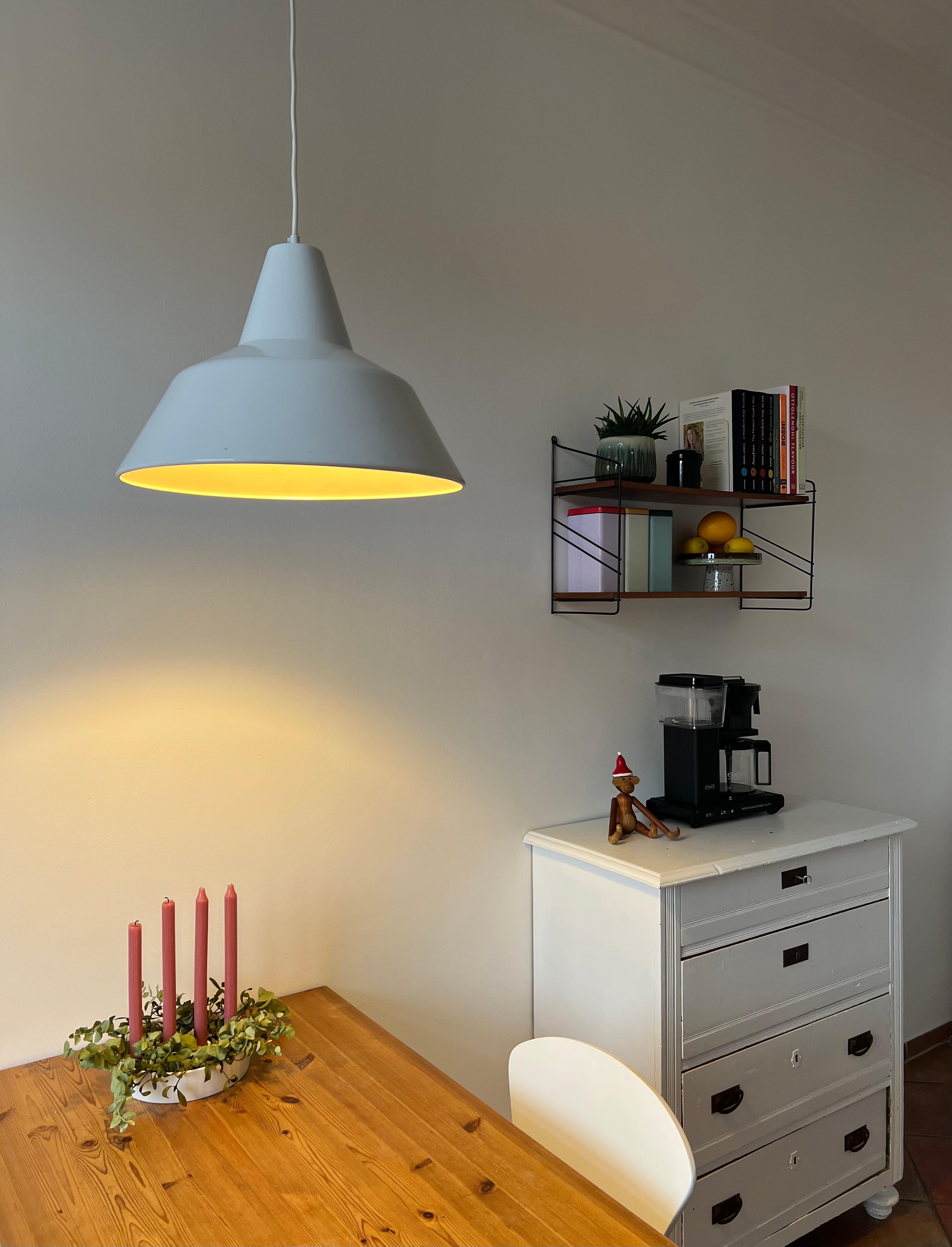 Neue Küchenlampe 
#küche #emaillelampe #altbau #kitchen #altbau #altbauliebe #küchenideen #küchentisch 