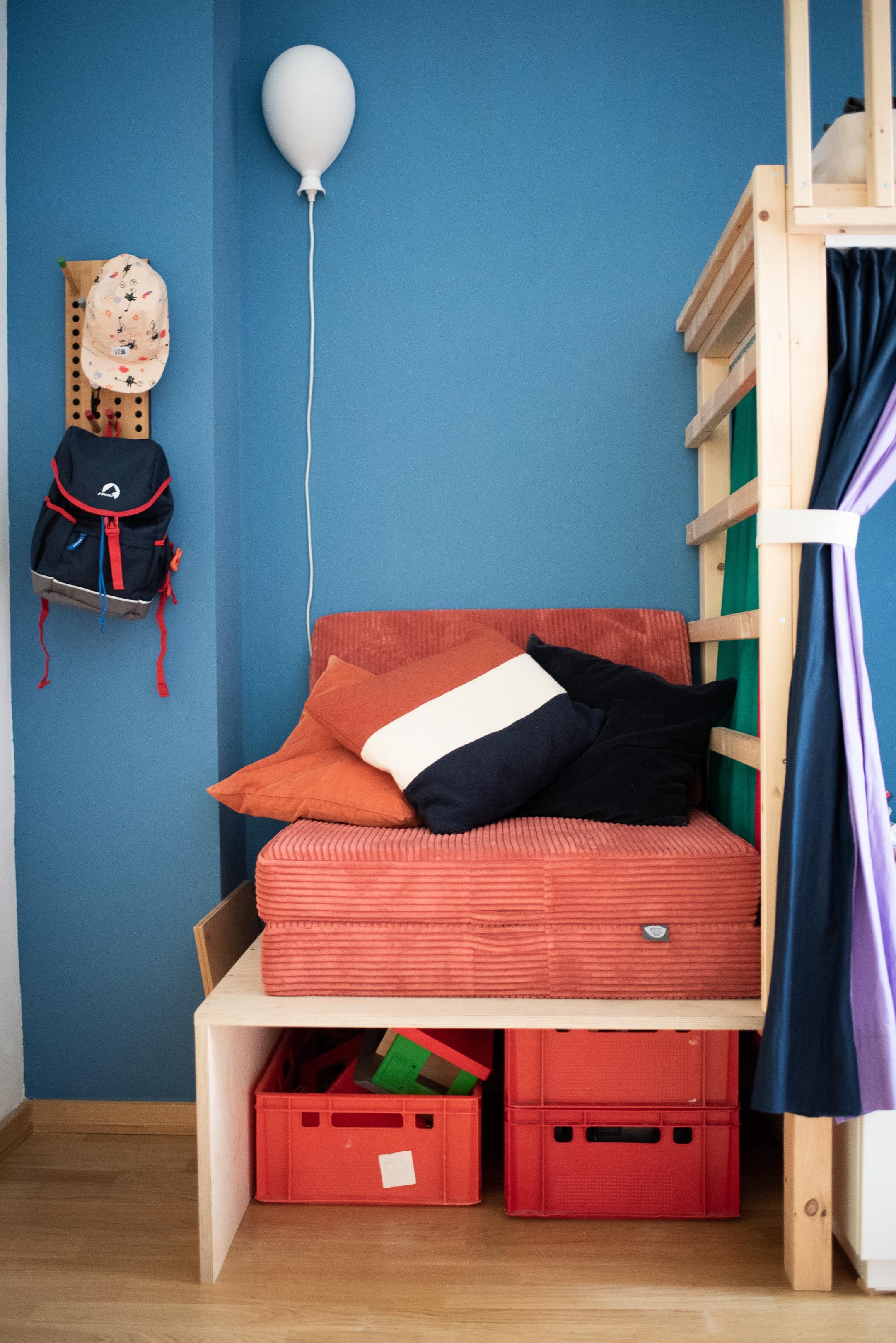 Neue Kuschelecke im Kinderzimmer #kinderzimmer #interiorinspo #colourful #bluewall #kuschelecke