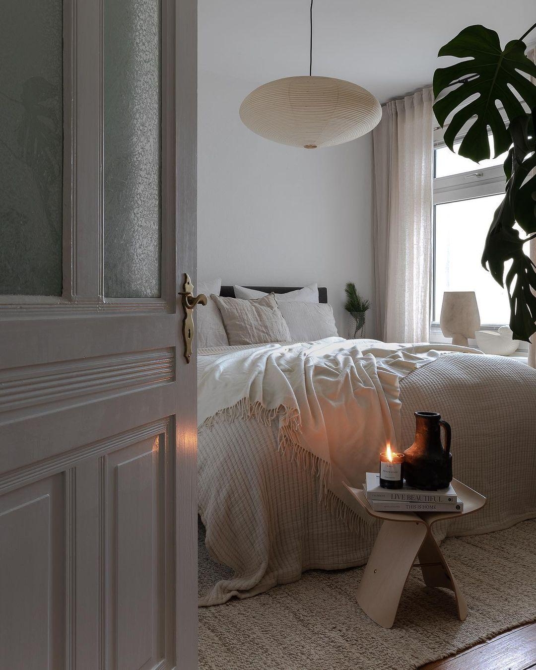 Neue #Leuchte ist im #Schlafzimmer eingezogen.

#vitra #bedroom #bett #cozy #gemütlich #hocker #kerze #vase #urbanjungle