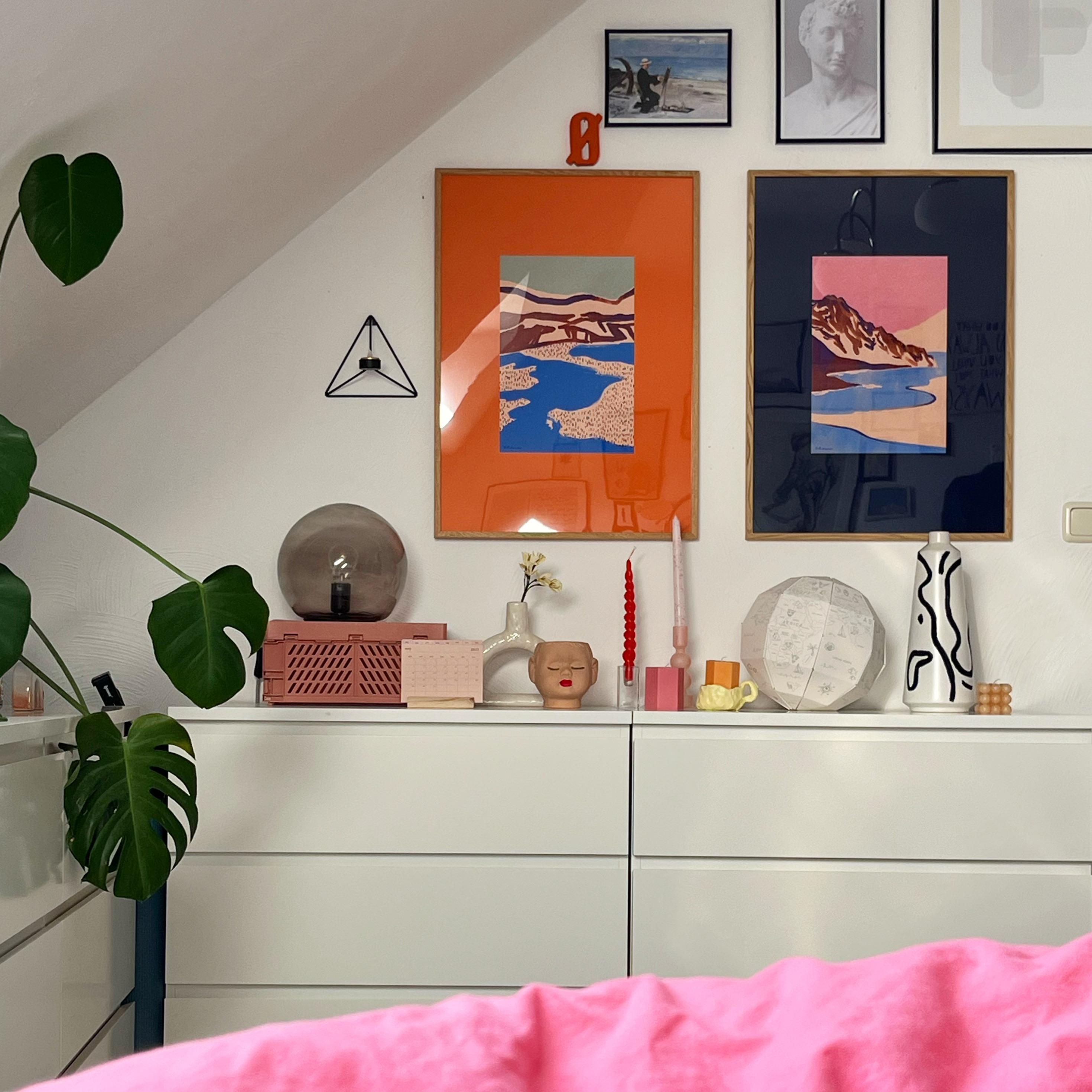 Neue Poster 🧡💙🤗
#wandgestaltung #bilderwand #bildergalerie #walldecor #couchstyle #farbenfrohwohnen #poster