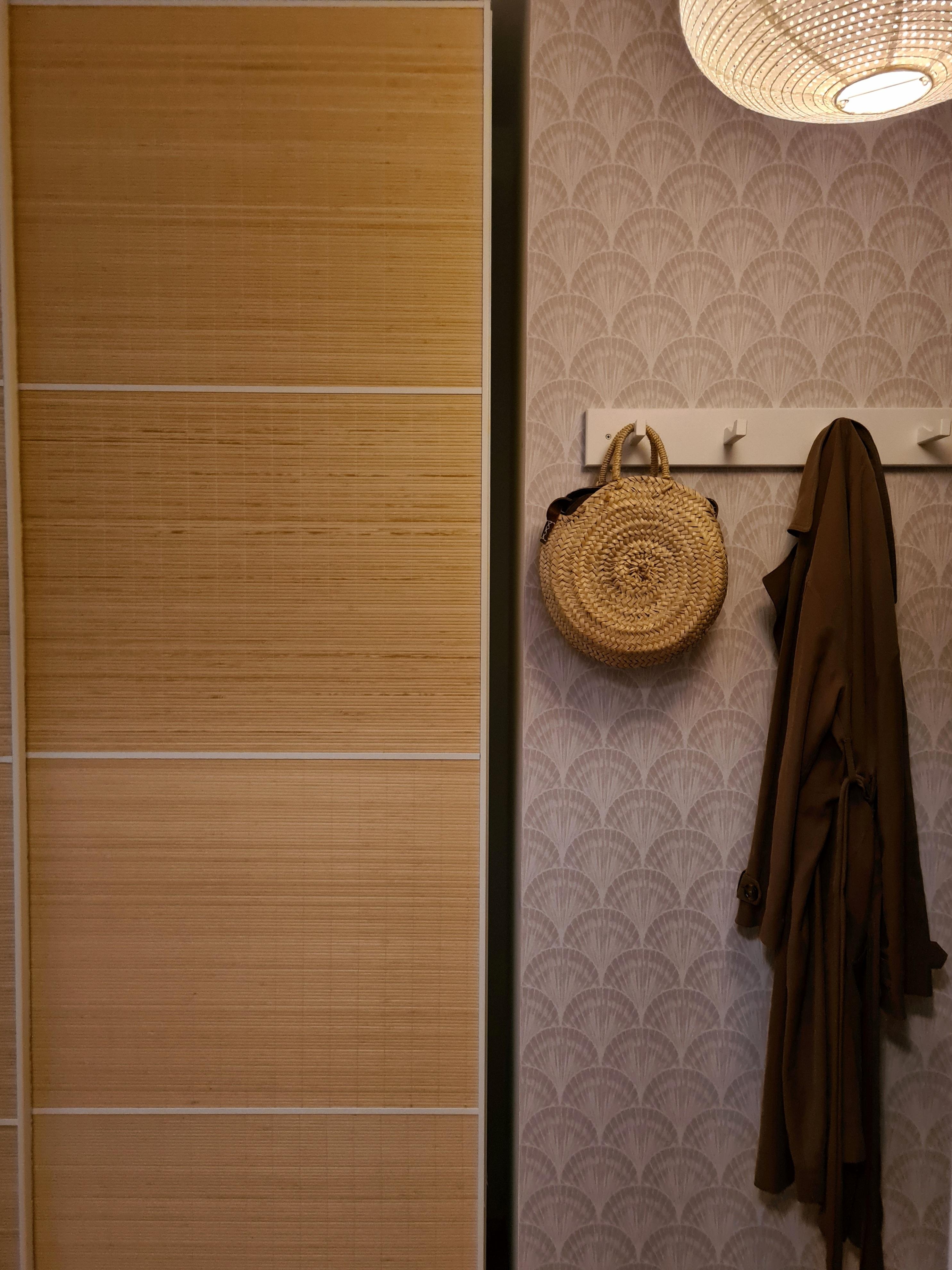 Neue Tapete mit Muscheln im Flur 🐚 #flur #eingangsbereich #stauraum #tapete #garderobe #ikeaschrank