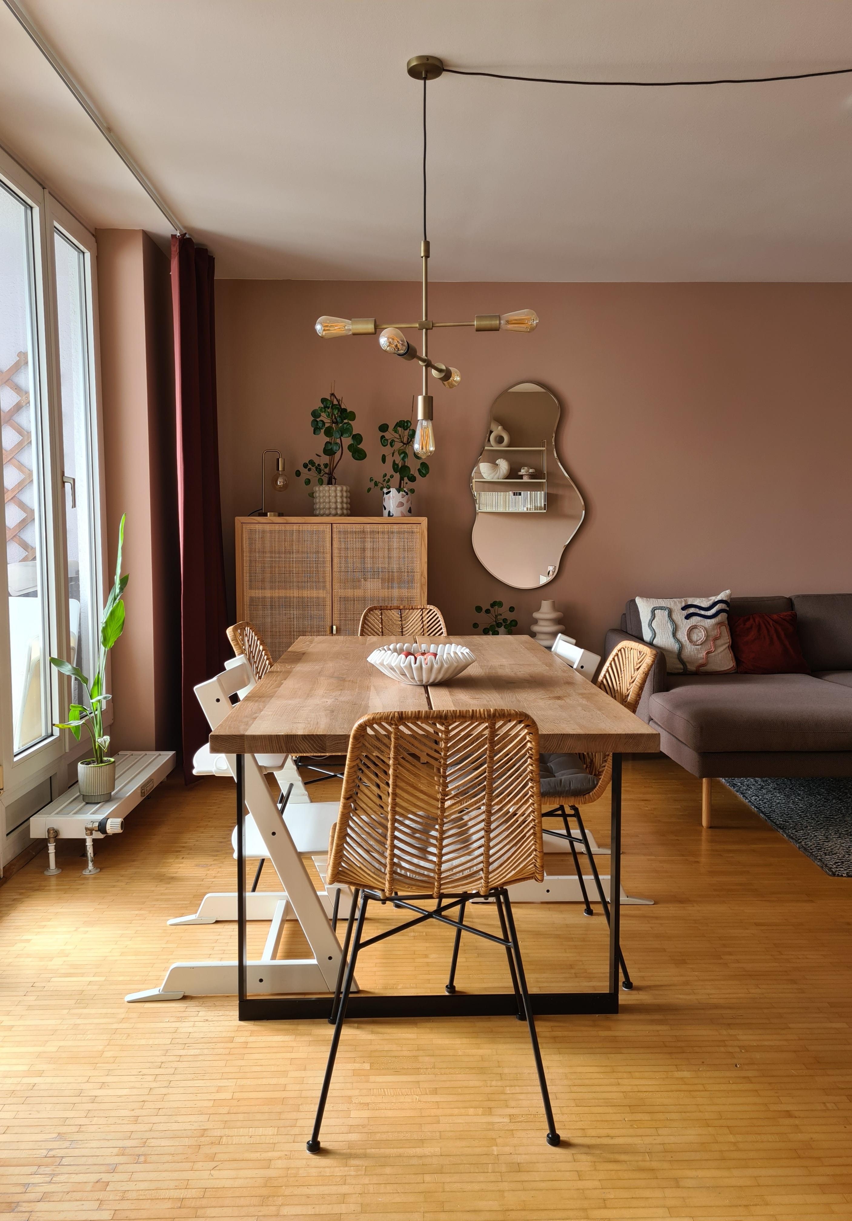 Neue Wandfarbe im Wohnzimmer - von Lachs zu Rosé mit Braunstich.
#wohnzimmer #wandfarbe #esstisch #esszimmer #spiegel #rattanmöbel 
