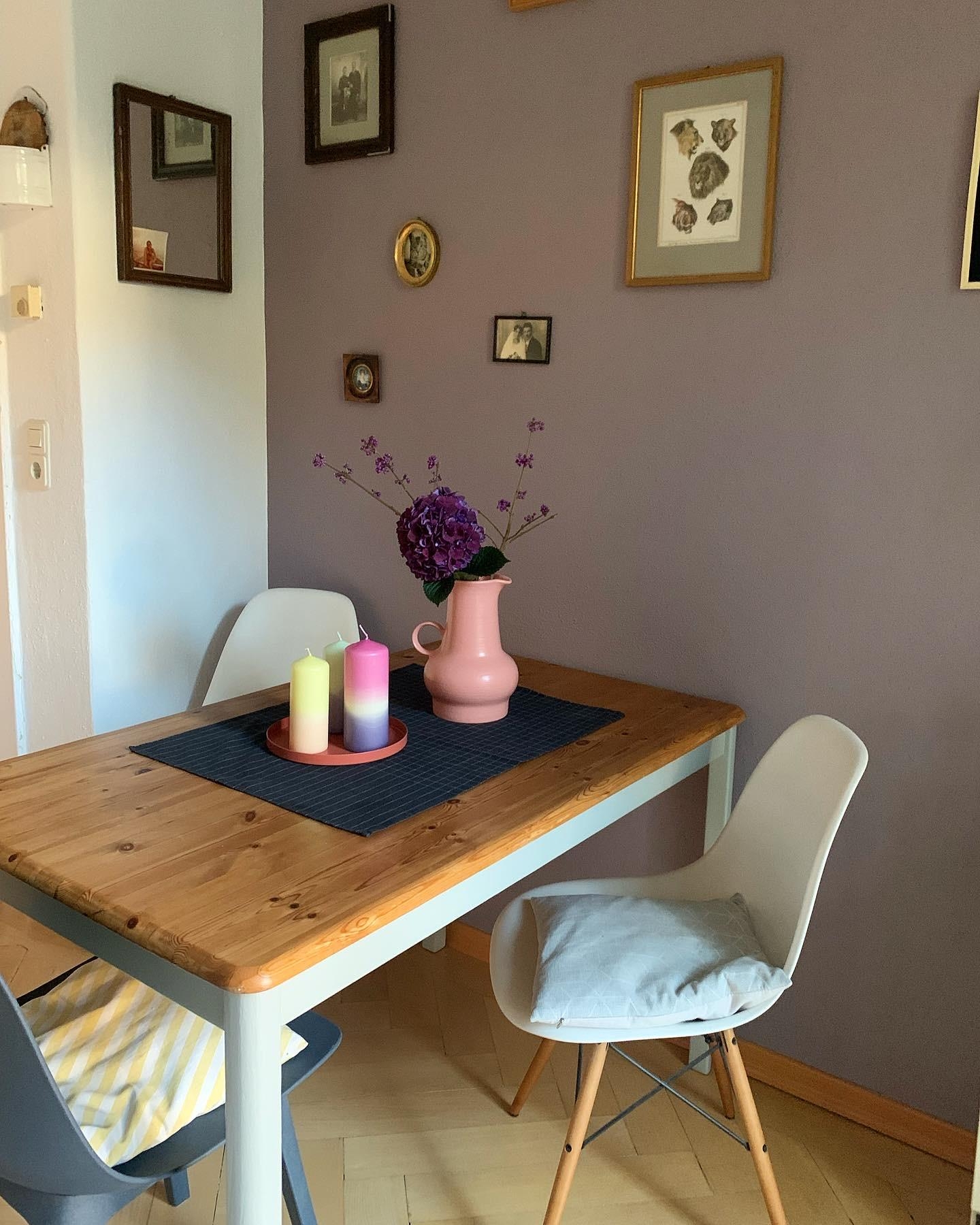 Neue Wandfarbe und gepimpter Küchentisch 😉
#renovierung #mauve #upcycling #küche #colourful #altbau #diy