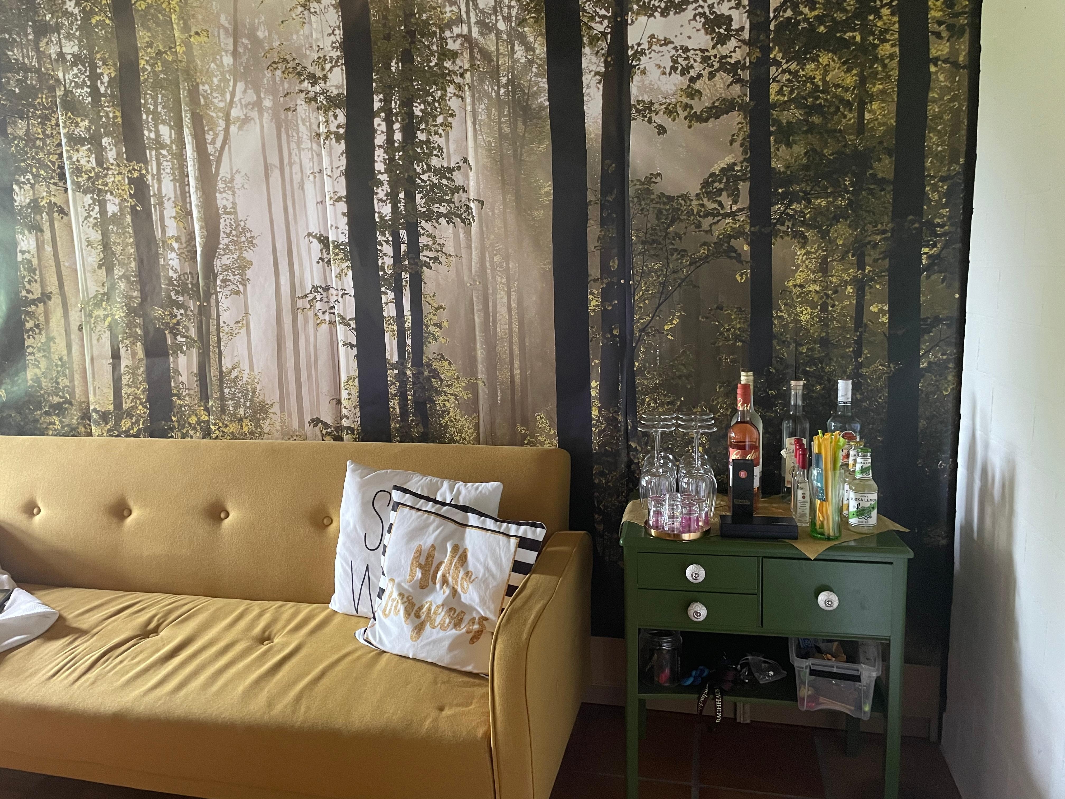 Neue Wohnung, neues Interior Design. ☺️ #wohnzimmer #bar #wallpaper #fototapete #couch #barregal #gelb #grün #interior 