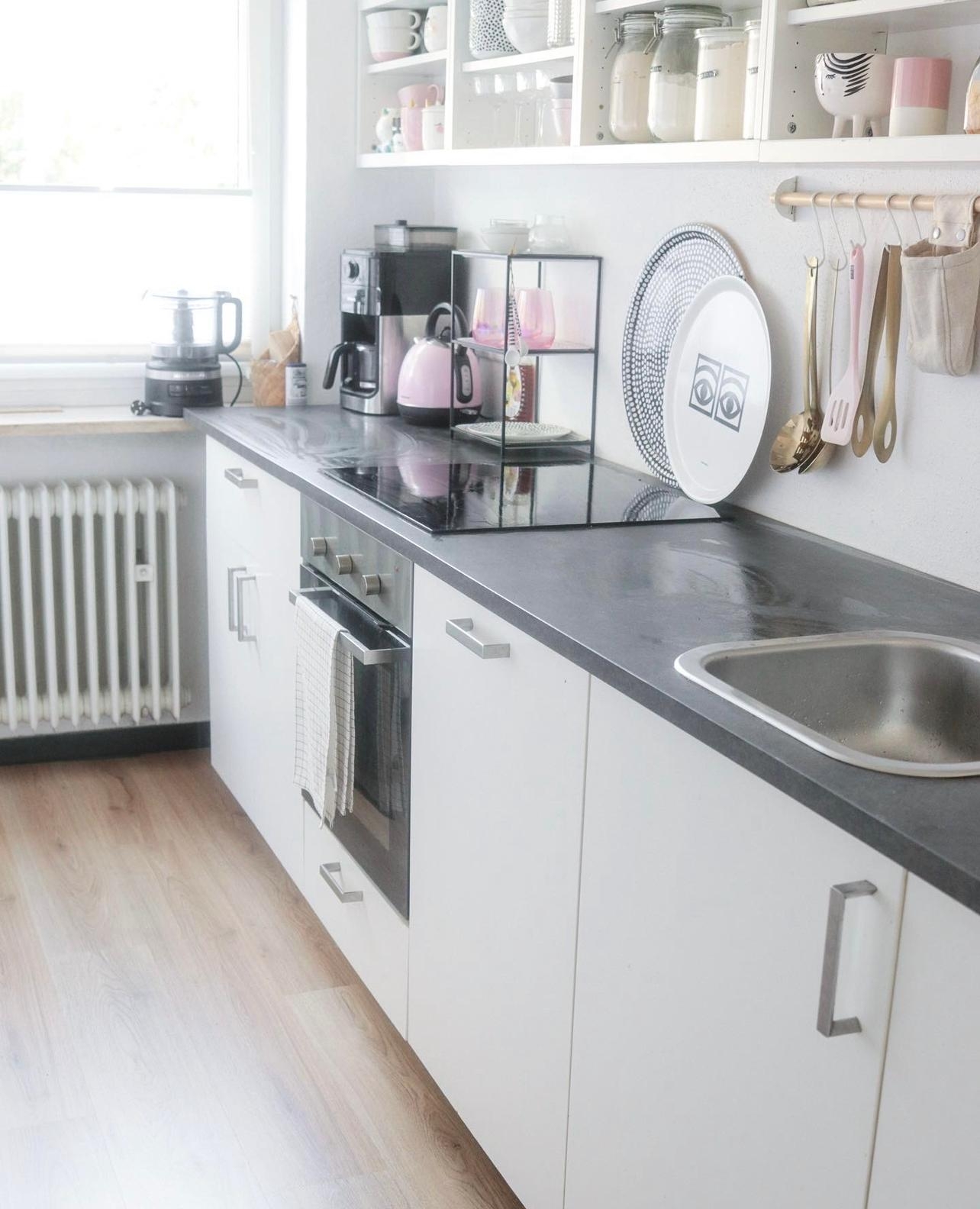 Neuer Boden. Raum sieht komplett anders aus 🤩
#skandi #skandiküche #scandinavianhome #whitekitchen #ikeaküche #laminat 