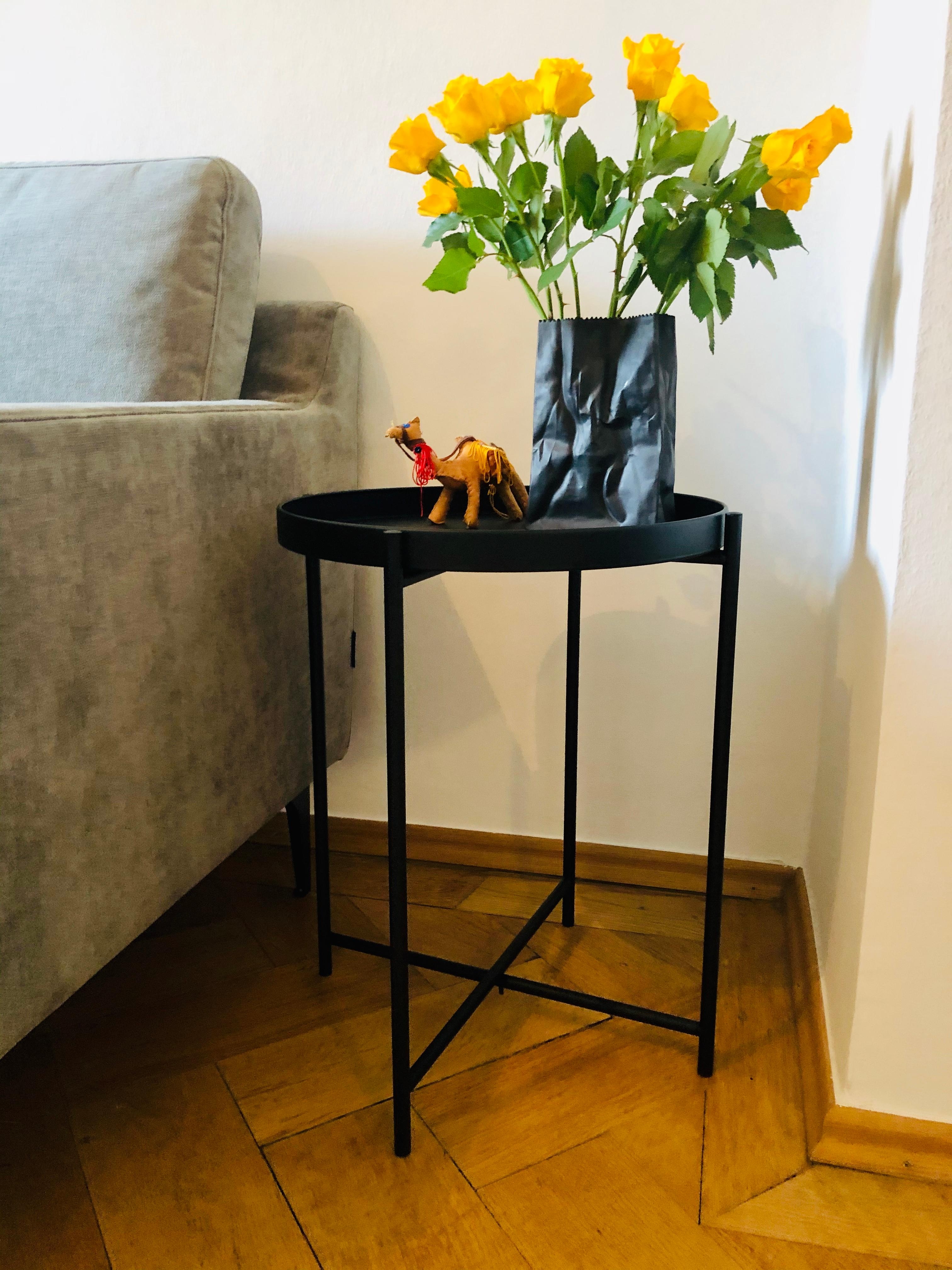 Neuer Couchtisch ...
#wohnzimmer #couchtisch #minimalistisch #altbau #alwaysfreshflowers