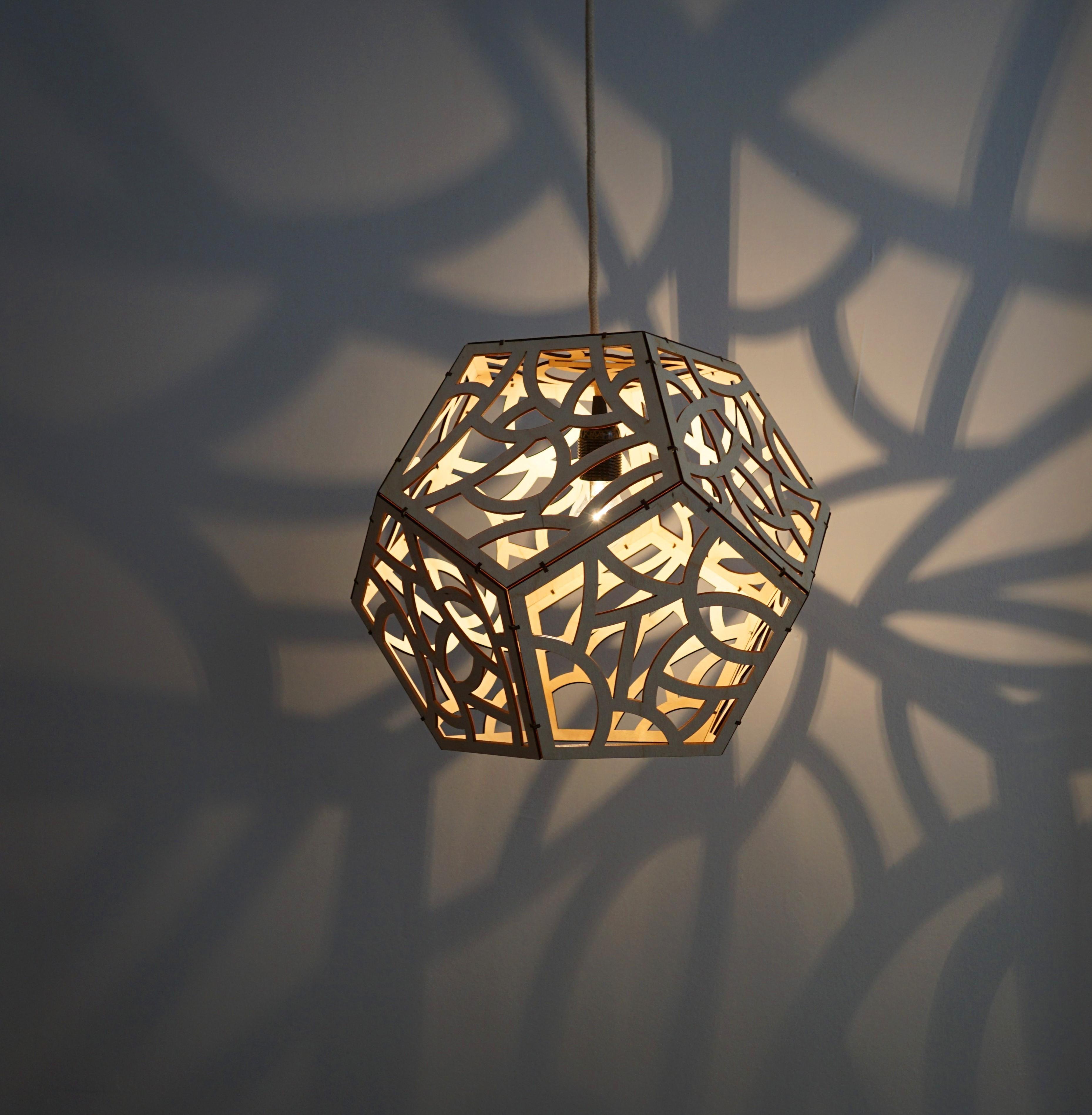 Neuer Lampenschirm, von mir entworfen und gebaut :)
Schaut auf meiner website vorbei für mehr!
#lampen #licht #schatten 