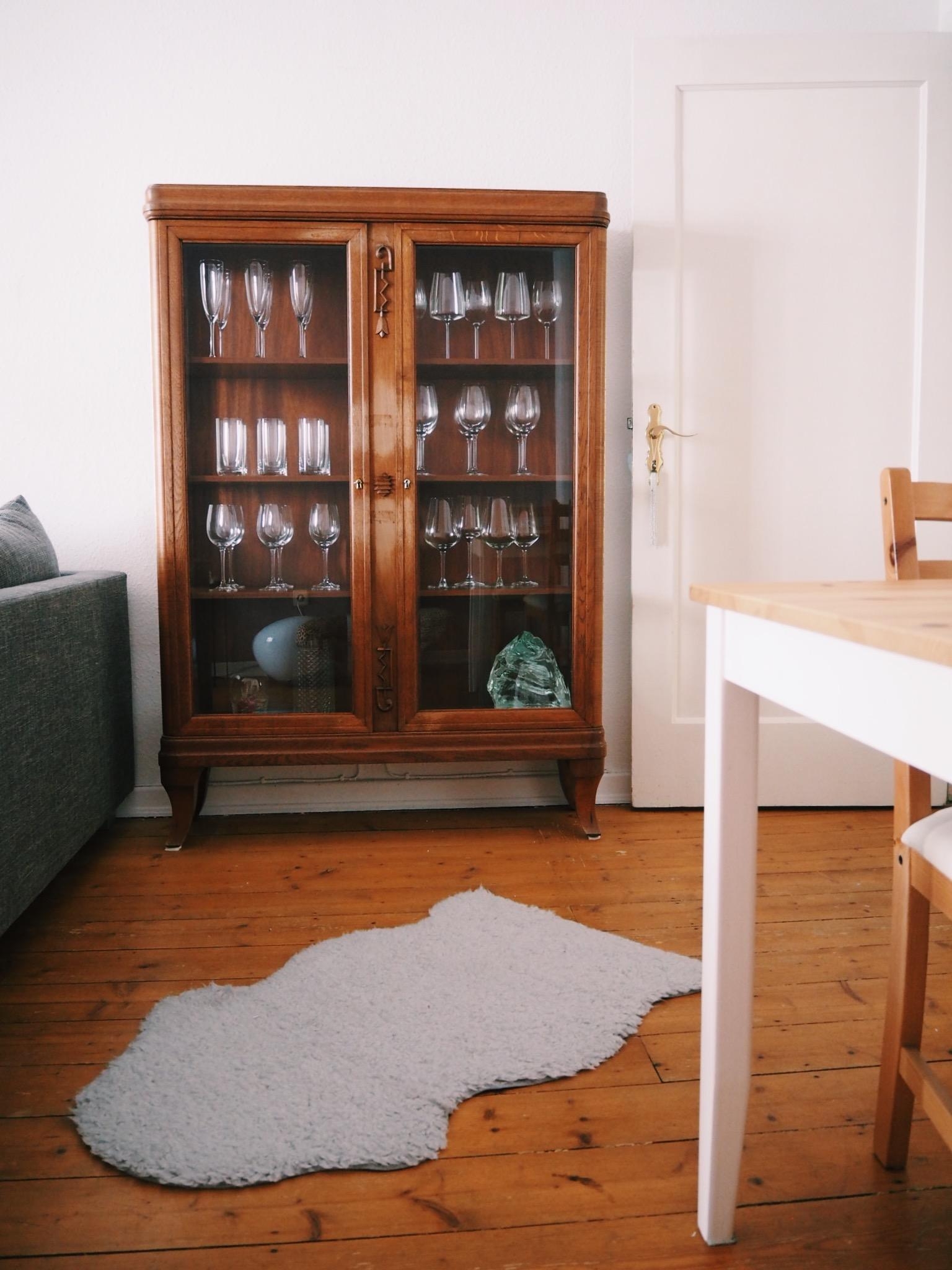 Neuer Lieblings-Mitbewohner 😍 ich freue mich immer noch jedes Mal, wenn ich ins #wohnzimmer schaue 😉 #vitrine #antik 