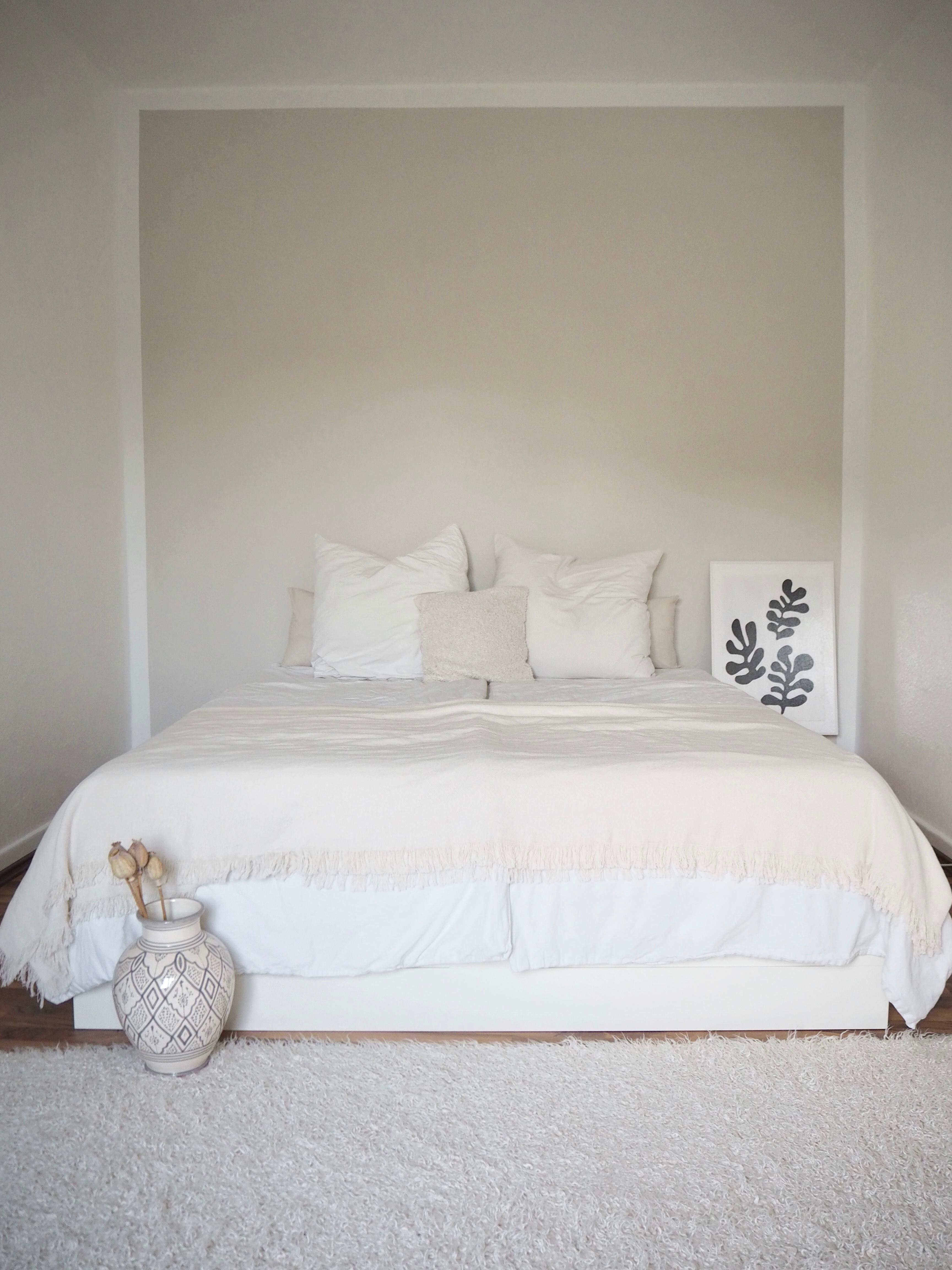 Neuer Look 🤍 #schlafzimmer #bedroom #wandfarbe #alpina #makeover #renovieren #streichen #bett 
