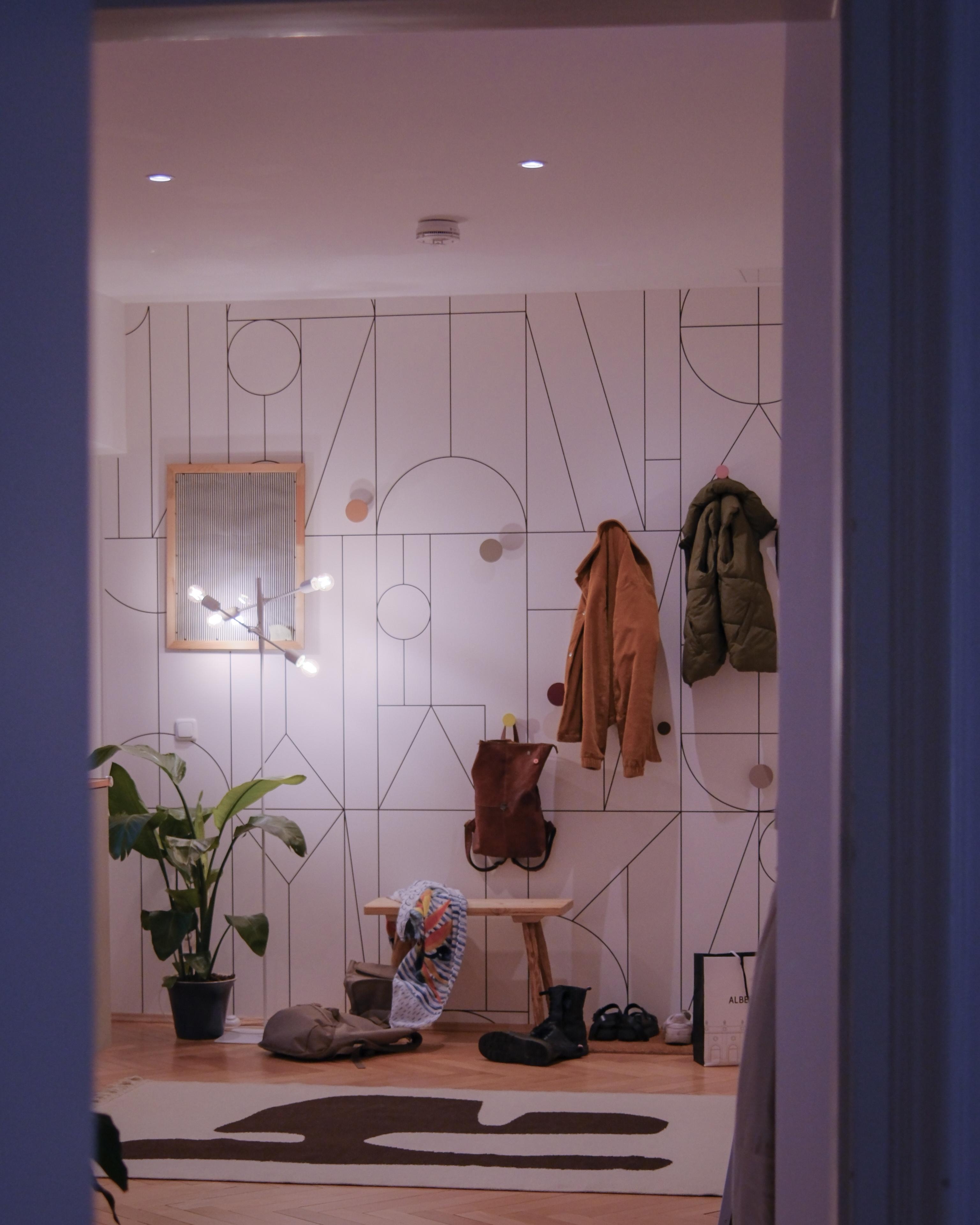 Neuer Look im Eingangsbereich: Tapete & Haken für Jacken und Outdoor-Kleidung beim Nachhausekommen.

#wandgestaltung #livingchallenge