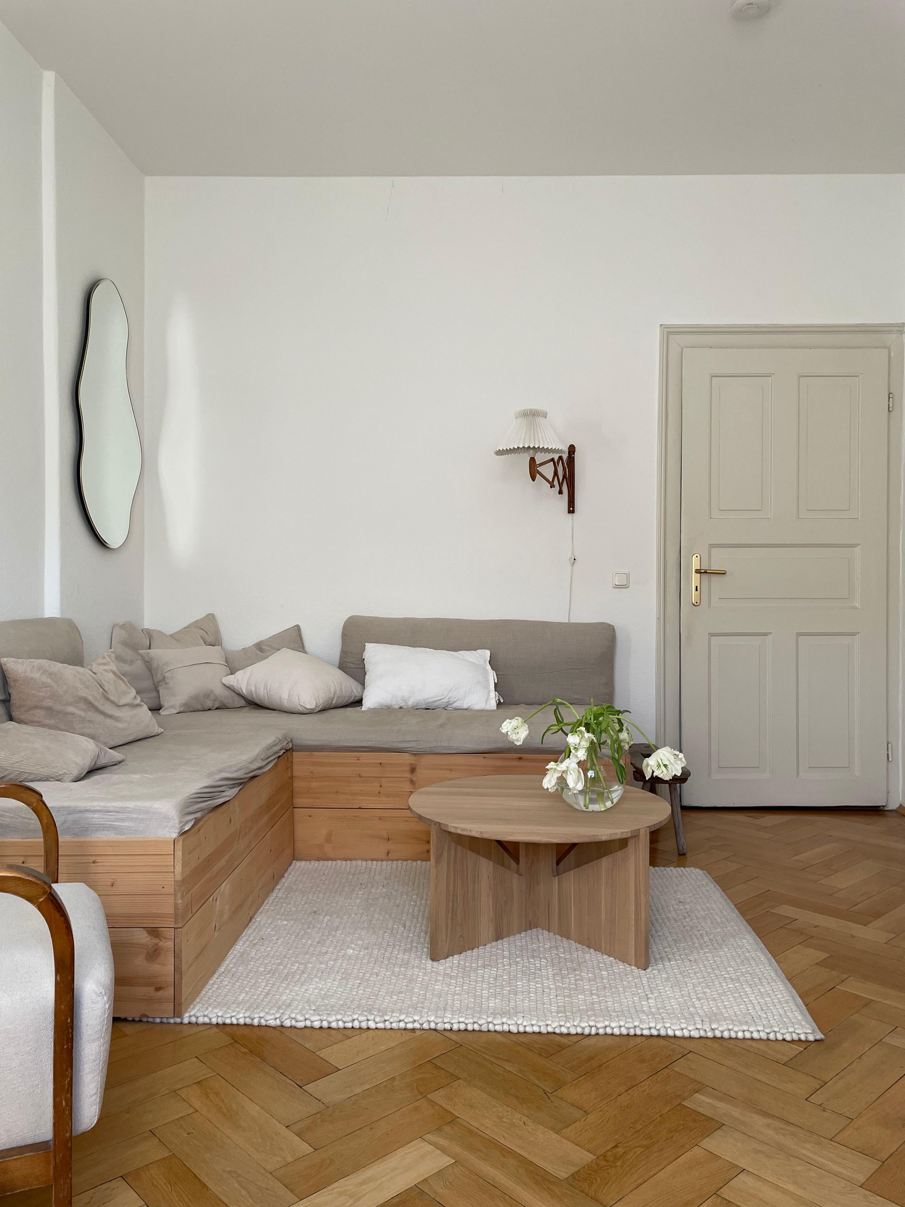 #neuertisch #altbau #wohnzimmer #sofa #diymöbel 