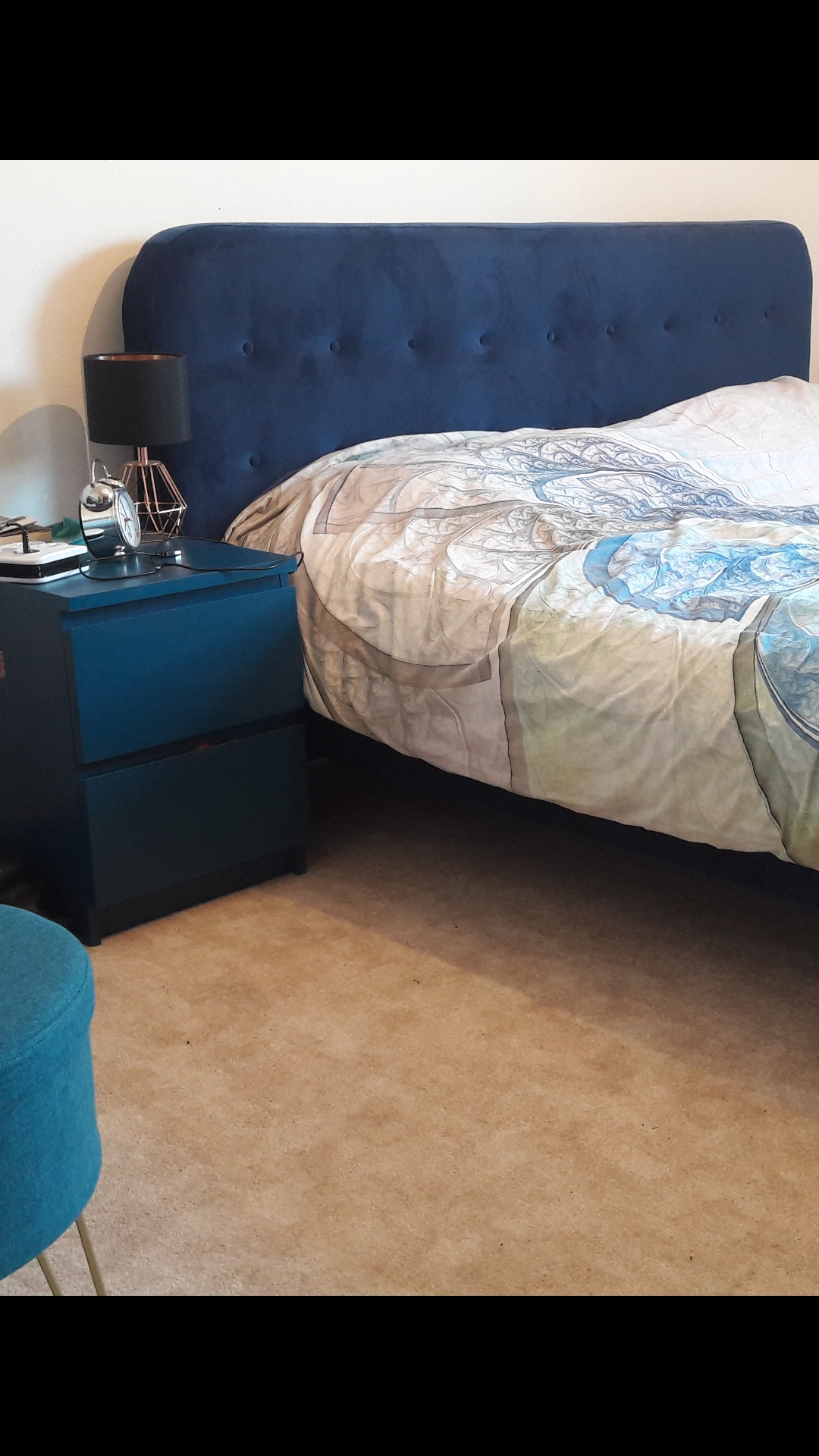 Neues Bett aus Samt in dunkelblau  #Samtliebe #dunkelblau #Teppichinbeige #makesmehappy