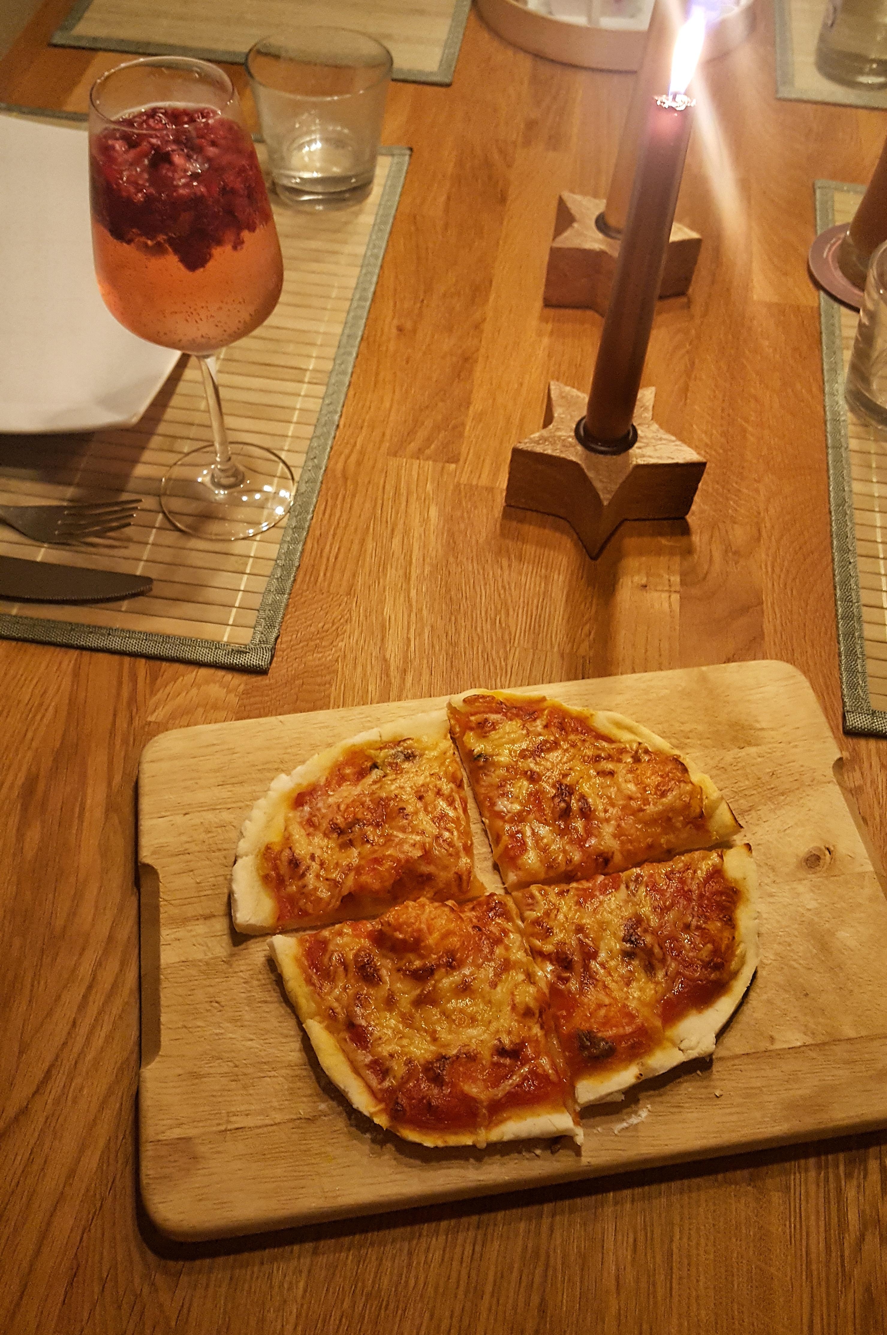 Neues Corona- Projekt: Pizza wie beim Italiener! Heute haben wir unseren Pizzastein eingeweiht :-) #glutenfreiepizza